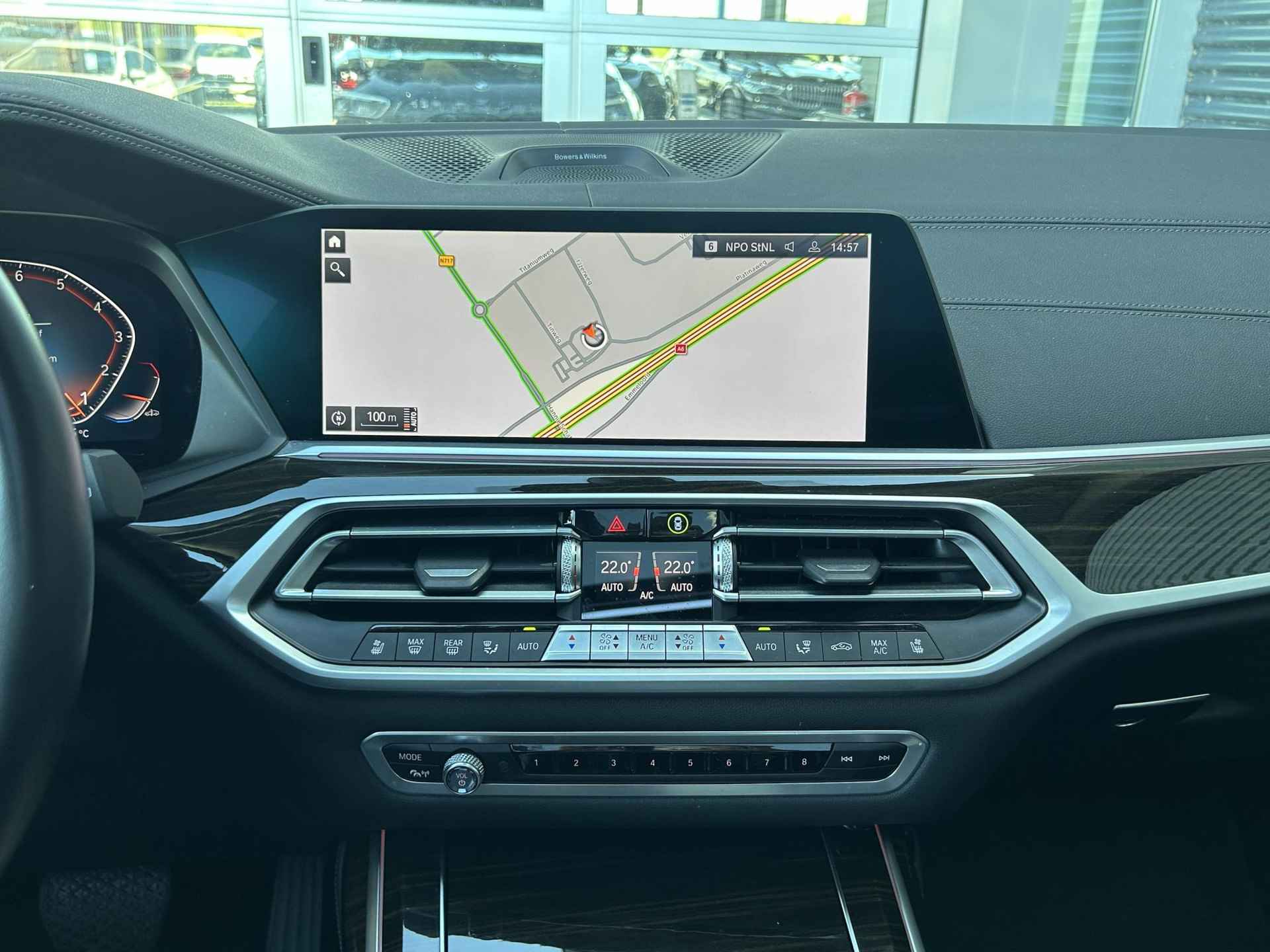 BMW X7 xDrive40i High Executive | Sky Lounge | Individual Uitgevoerd | 6-zitter | Bowers & Wilkins | Massagestoelen | Softclose | Stoelverwarming en verkoeling | Laserlicht | Trekhaak | 22'' | 360 camera | - 29/47
