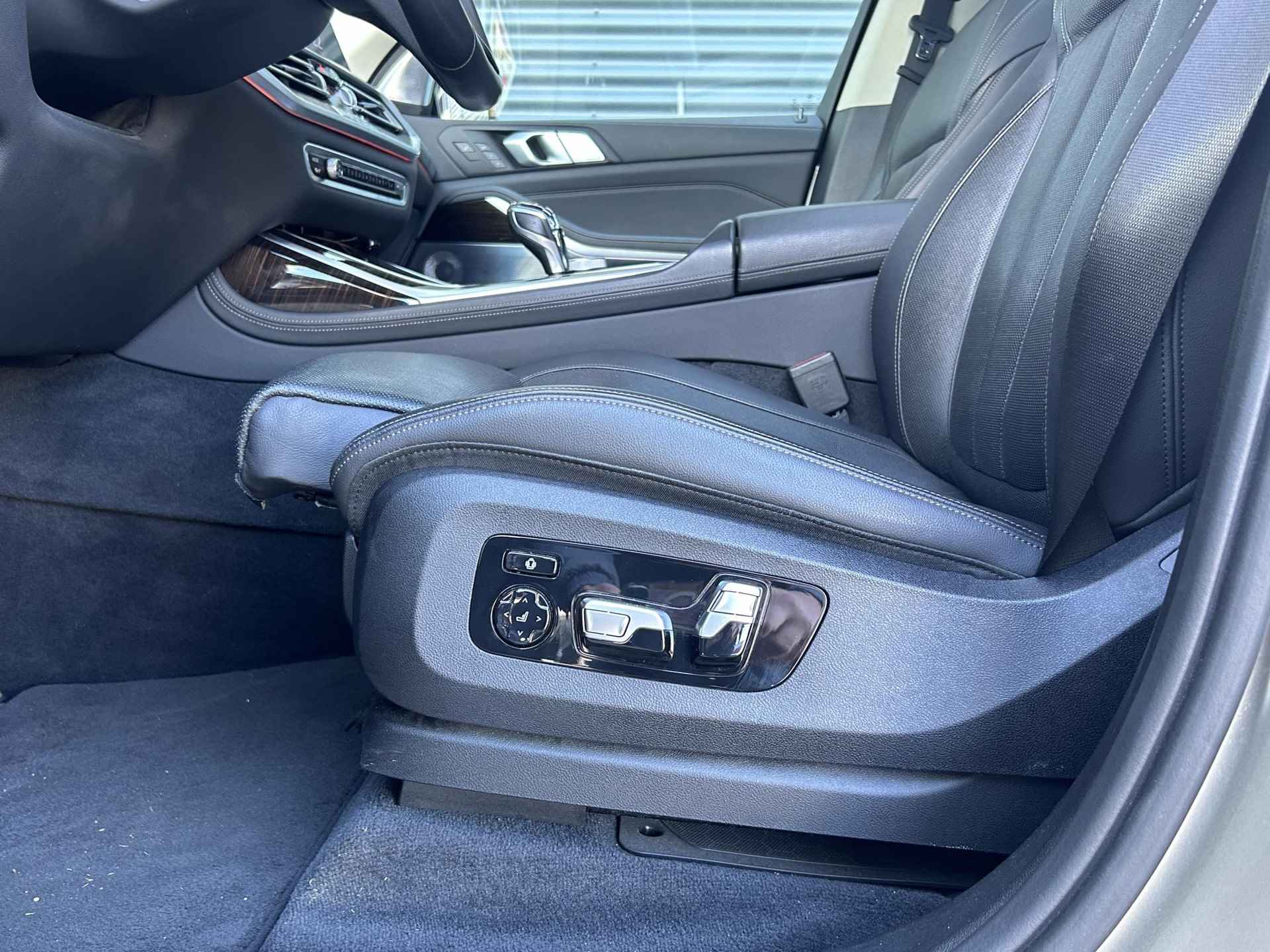 BMW X7 xDrive40i High Executive | Sky Lounge | Individual Uitgevoerd | 6-zitter | Bowers & Wilkins | Massagestoelen | Softclose | Stoelverwarming en verkoeling | Laserlicht | Trekhaak | 22'' | 360 camera | - 32/47