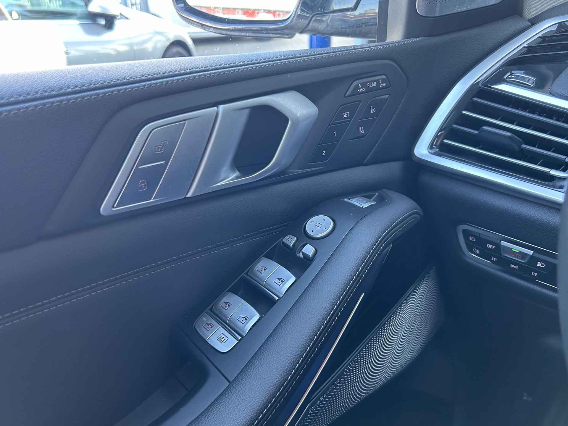 BMW X7 xDrive40i High Executive | Sky Lounge | Individual Uitgevoerd | 6-zitter | Bowers & Wilkins | Massagestoelen | Softclose | Stoelverwarming en verkoeling | Laserlicht | Trekhaak | 22'' | 360 camera | - 34/47
