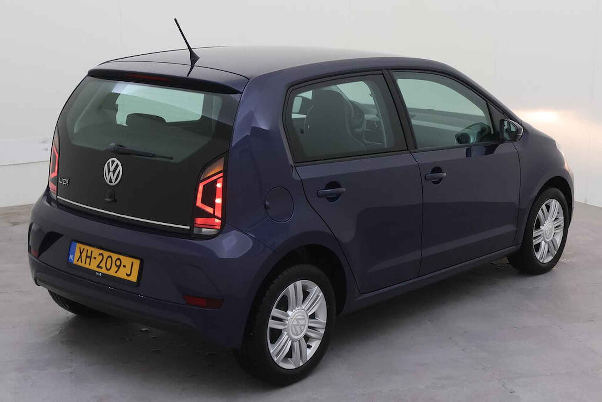 Volkswagen up! 1.0 BMT high up! / Metallic/ Airco/ Camera/ 15 lmv - 6/15