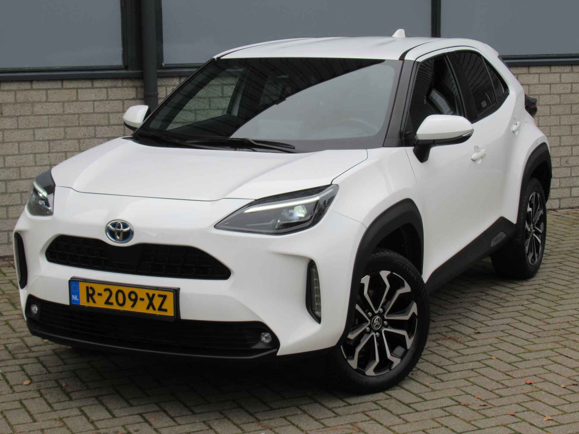 Toyota Yaris Cross 1.5 Hybrid First Edition 2e eigen | 17"inch LM | Navi | Camera | LED kopl - 4/27