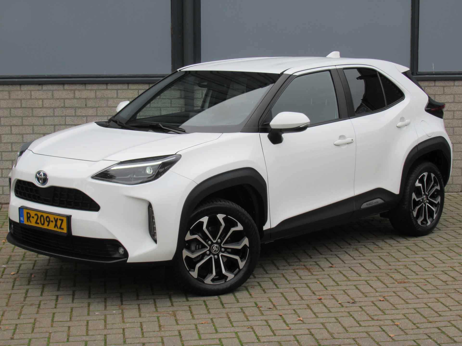 Toyota Yaris Cross 1.5 Hybrid First Edition 2e eigen | 17"inch LM | Navi | Camera | LED kopl - 5/27