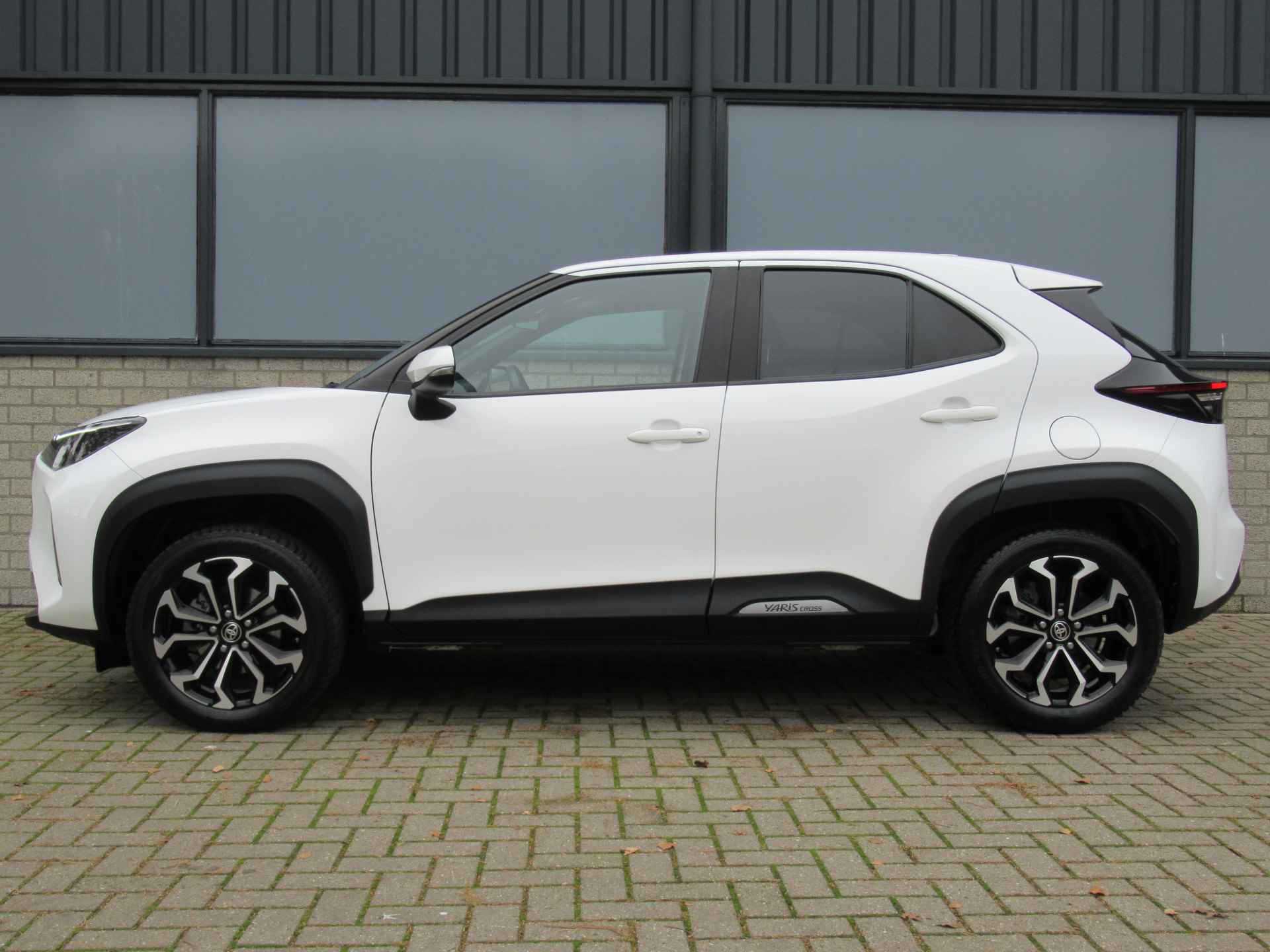 Toyota Yaris Cross 1.5 Hybrid First Edition 2e eigen | 17"inch LM | Navi | Camera | LED kopl - 6/27