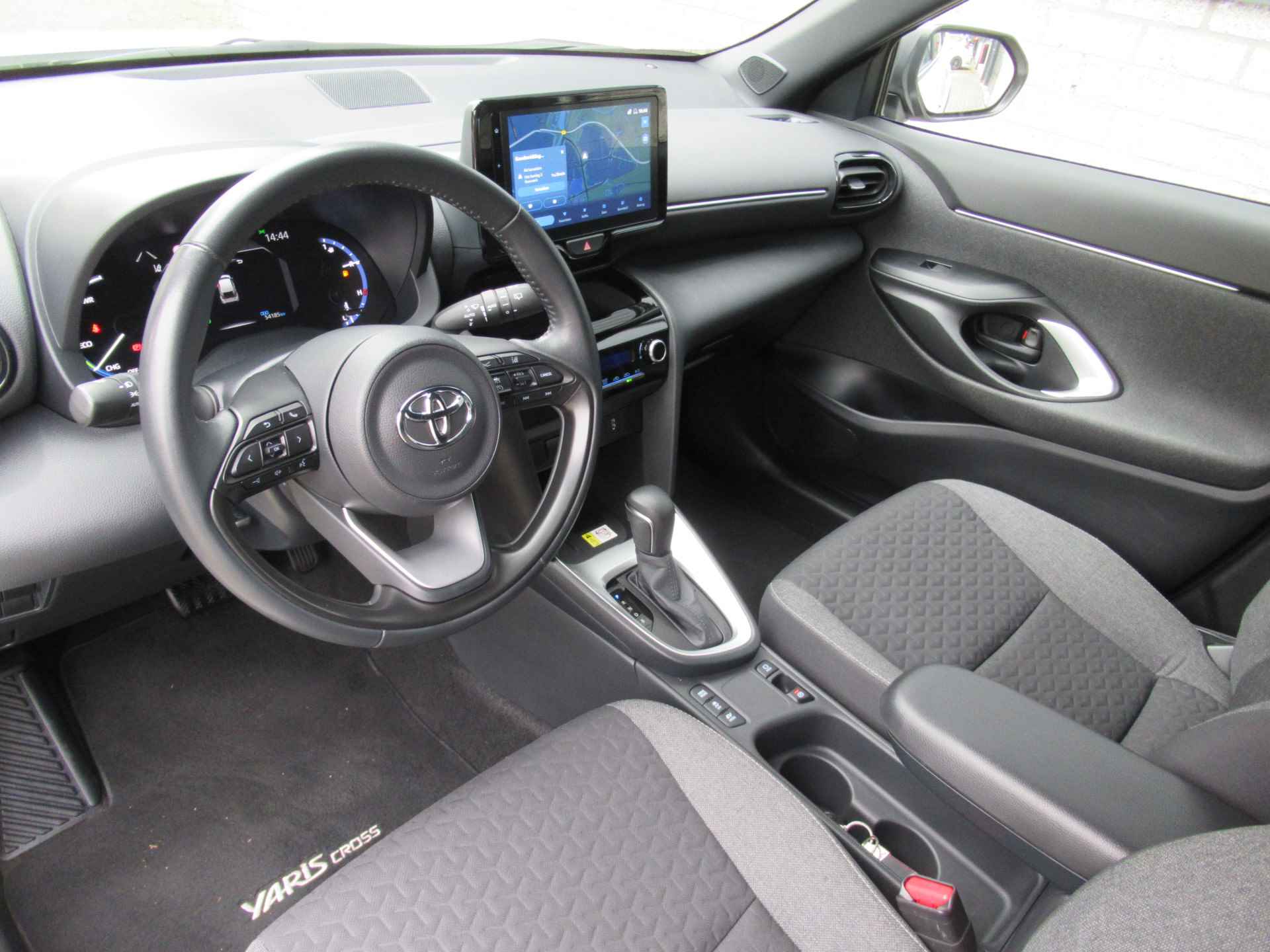 Toyota Yaris Cross 1.5 Hybrid First Edition 2e eigen | 17"inch LM | Navi | Camera | LED kopl - 8/27