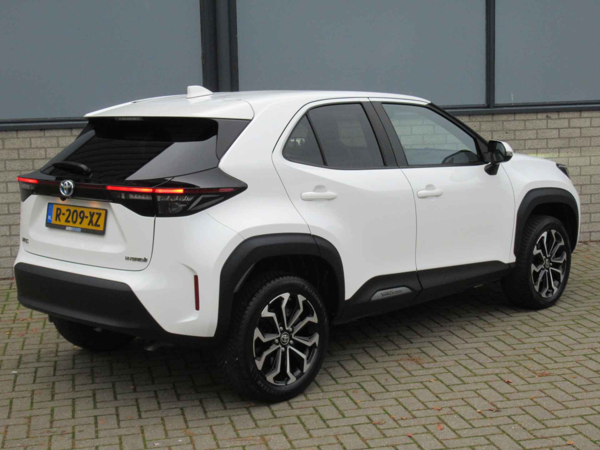 Toyota Yaris Cross 1.5 Hybrid First Edition 2e eigen | 17"inch LM | Navi | Camera | LED kopl - 12/27