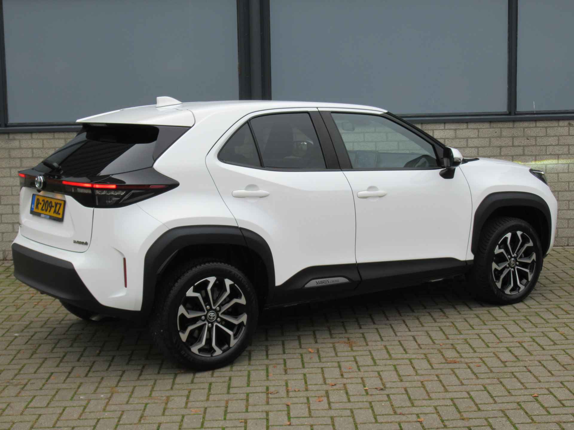 Toyota Yaris Cross 1.5 Hybrid First Edition 2e eigen | 17"inch LM | Navi | Camera | LED kopl - 13/27