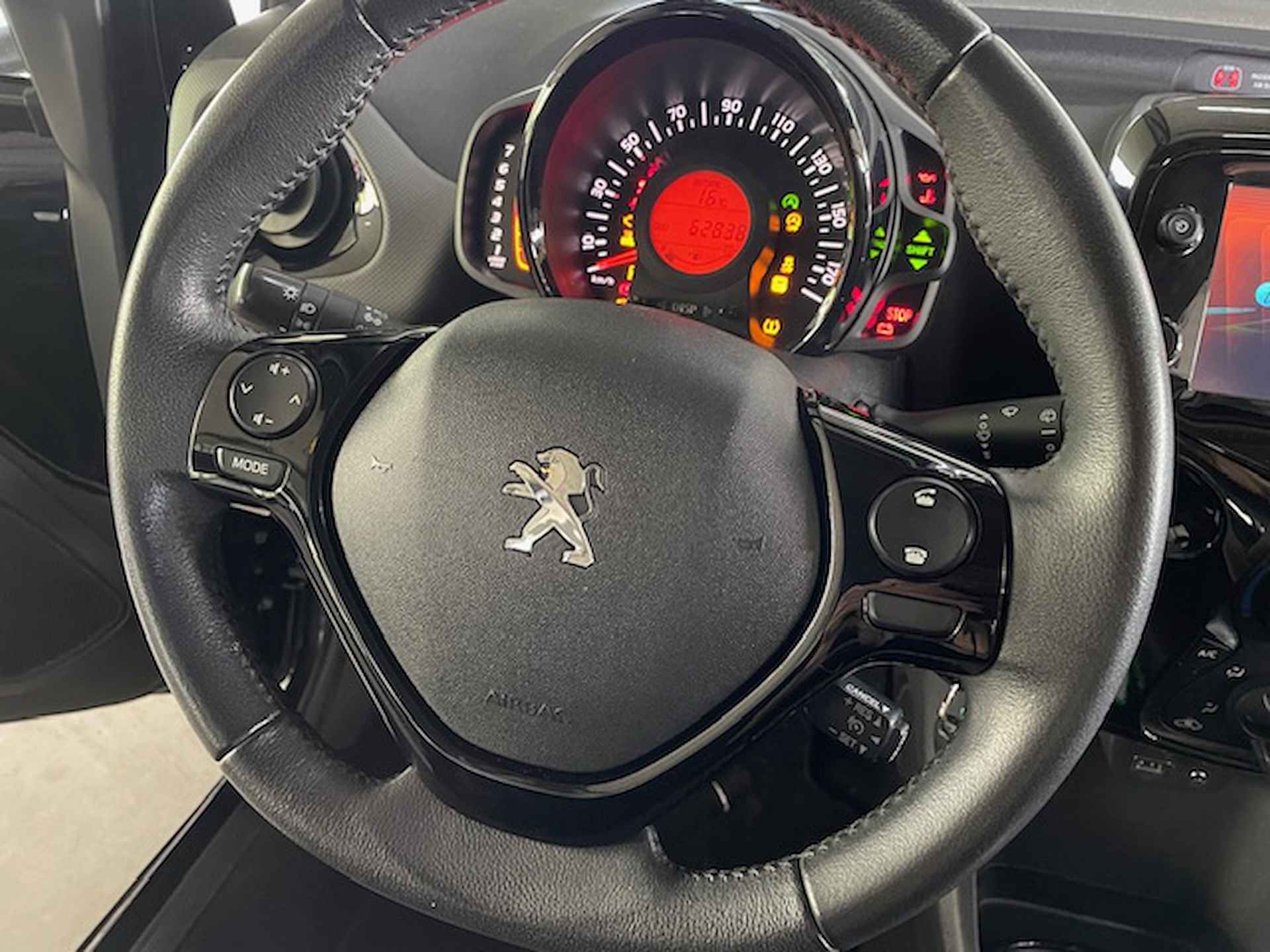 Peugeot 108 1.0 e-VTi 68pk 5D Allure/Carplay/Android/navigatie - 22/27