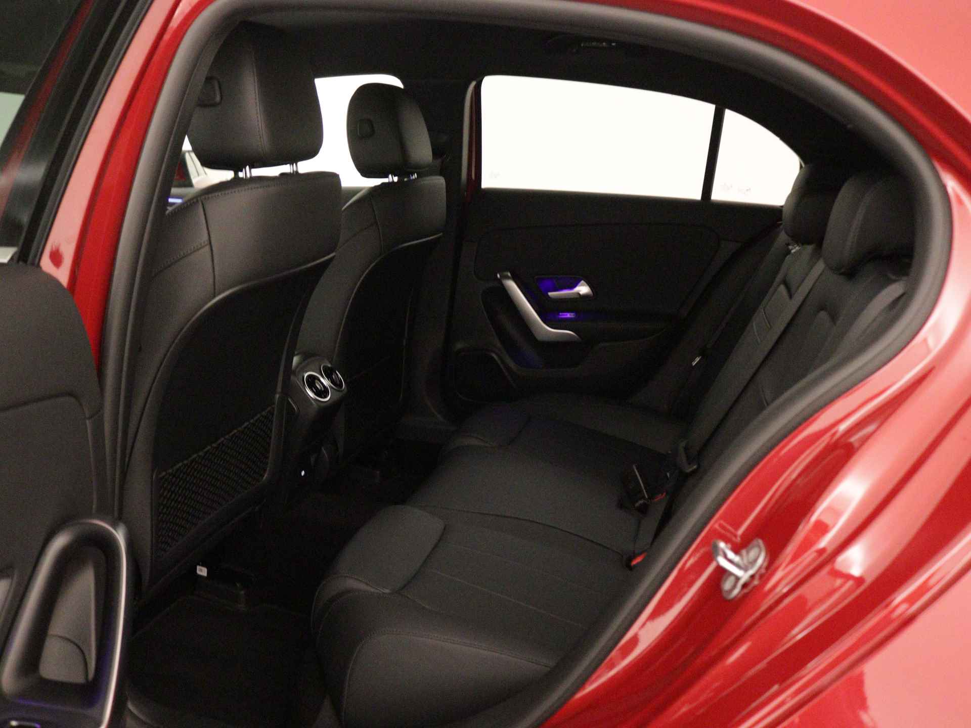Mercedes-Benz A-Klasse 250 e Luxury Line | Trekhaak | Draadloos oplaadsysteem voor mobiele eindapparaten |  Dodehoekassistent | Extra USB-poorten | Parkeerpakket met achteruitrijcamera | Sfeerverlichting | - 5/35
