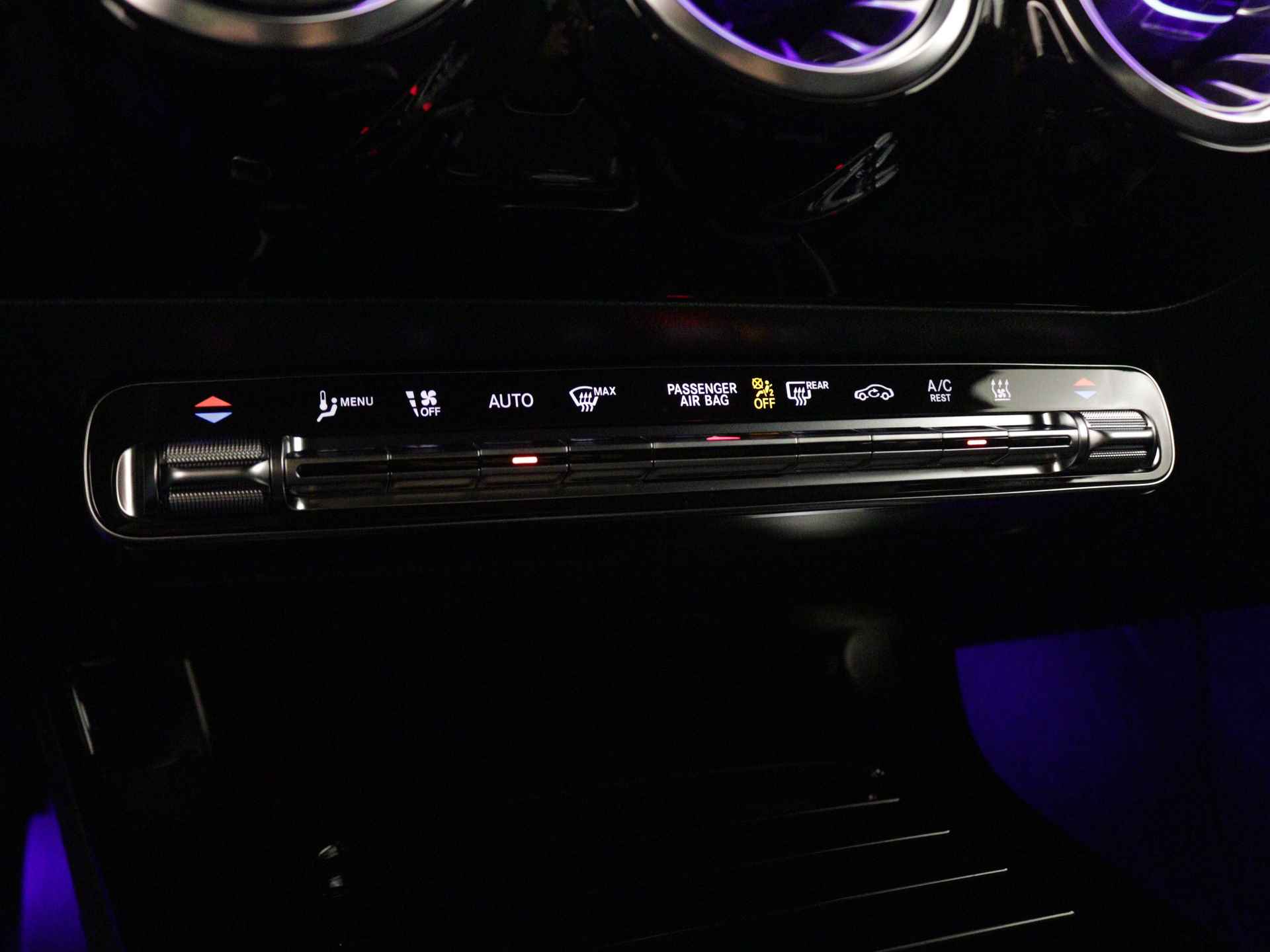 Mercedes-Benz A-Klasse 250 e Luxury Line | Trekhaak | Draadloos oplaadsysteem voor mobiele eindapparaten |  Dodehoekassistent | Extra USB-poorten | Parkeerpakket met achteruitrijcamera | Sfeerverlichting | - 9/35