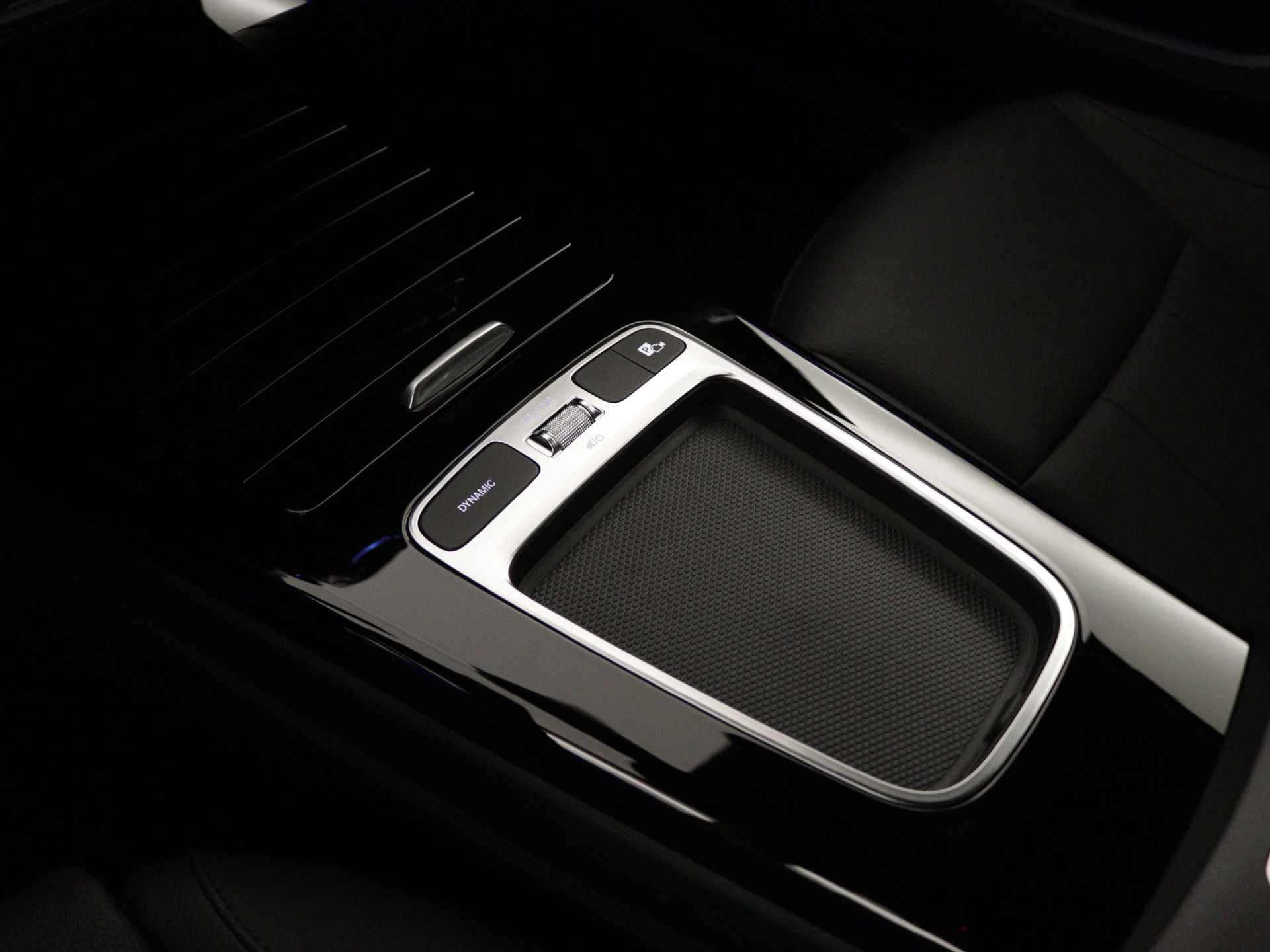 Mercedes-Benz A-Klasse 250 e Luxury Line | Trekhaak | Draadloos oplaadsysteem voor mobiele eindapparaten |  Dodehoekassistent | Extra USB-poorten | Parkeerpakket met achteruitrijcamera | Sfeerverlichting | - 11/35