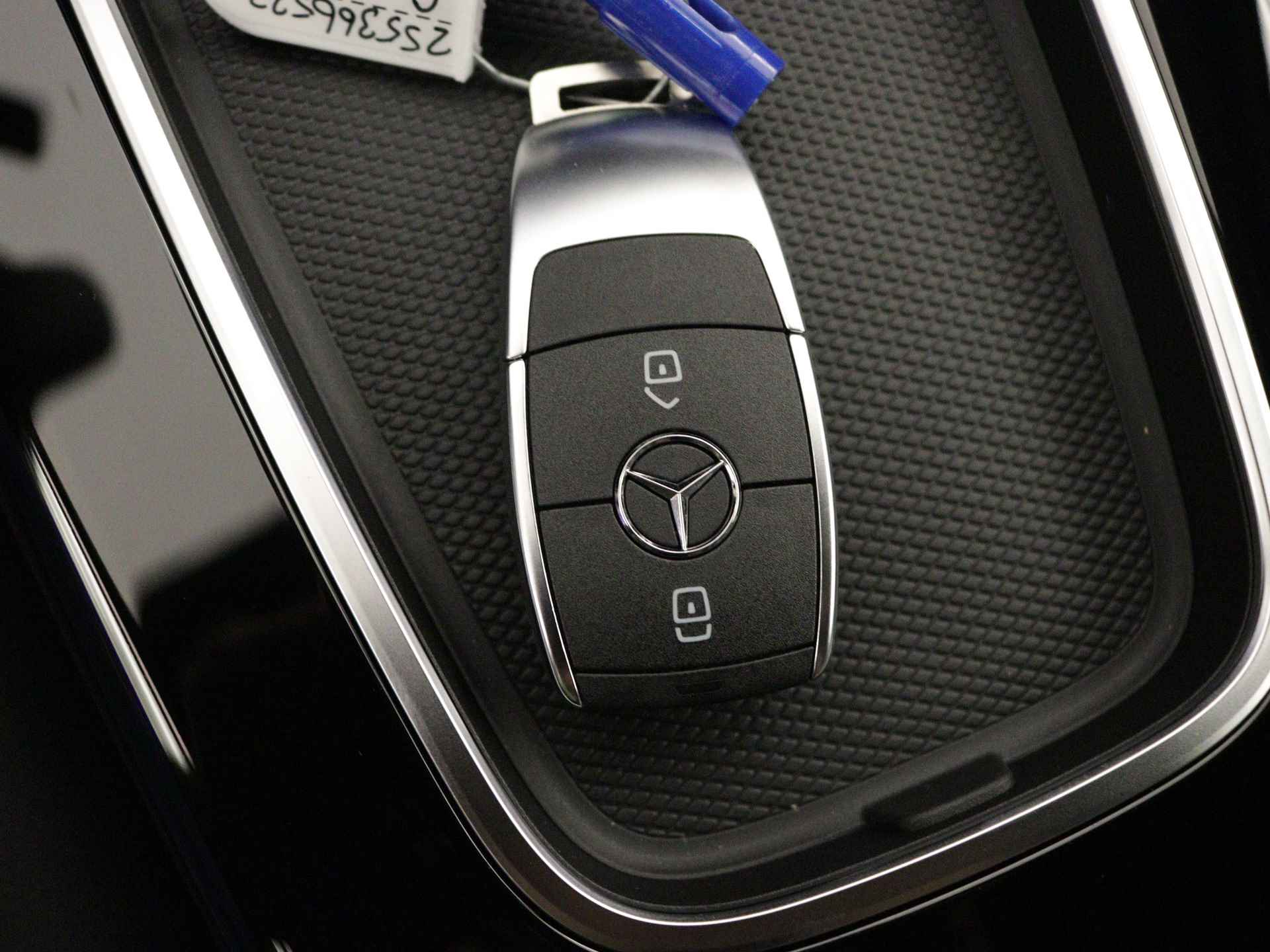 Mercedes-Benz A-Klasse 250 e Luxury Line | Trekhaak | Draadloos oplaadsysteem voor mobiele eindapparaten |  Dodehoekassistent | Extra USB-poorten | Parkeerpakket met achteruitrijcamera | Sfeerverlichting | - 26/35