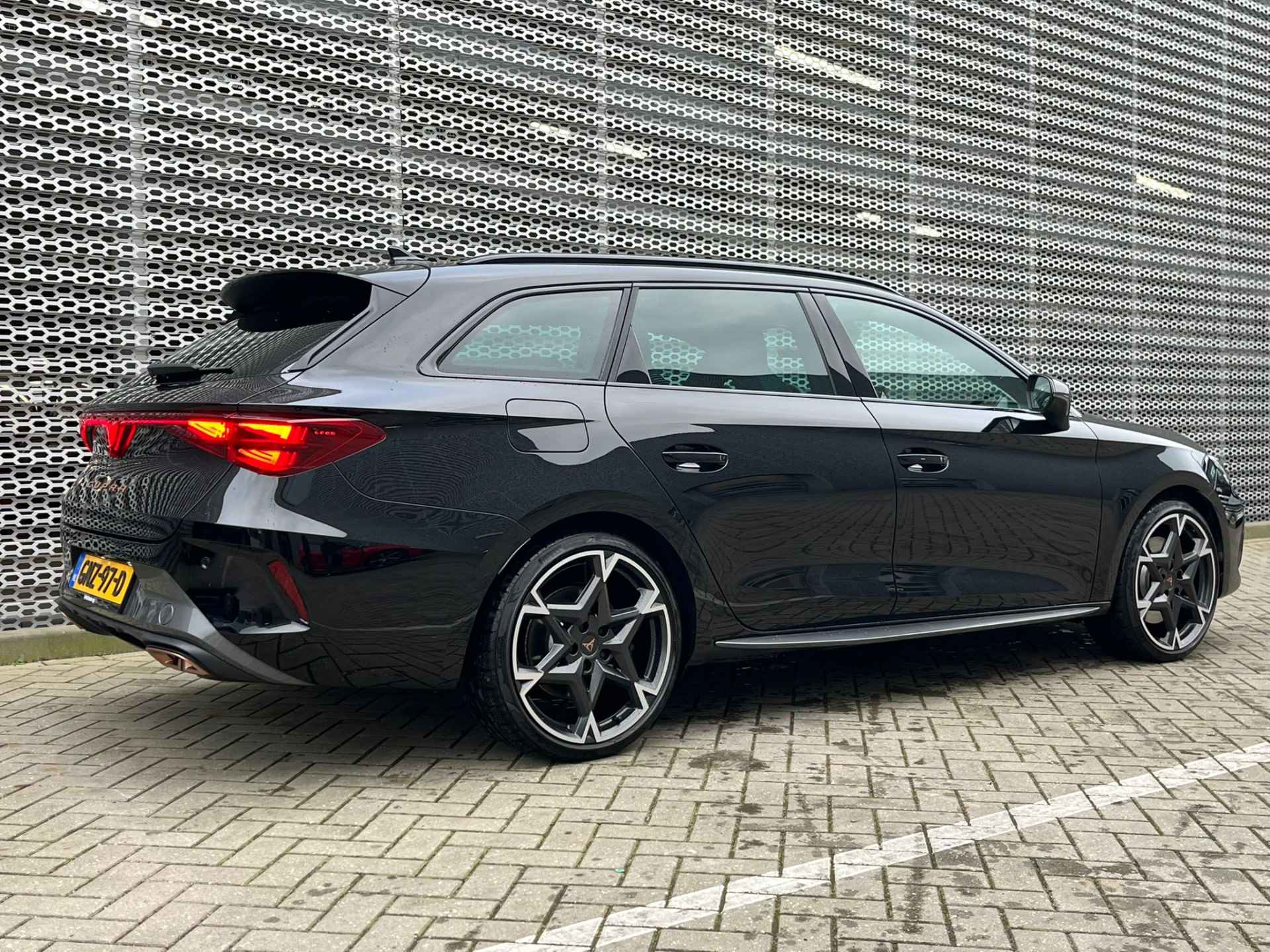 CUPRA Leon Sportstourer 1.5 TSI e-Hybrid VZ Performance 272PK / Pano / Memory seats L+R/ Parkeersensoren V+A / Camera / Senheiser / Stoel en  stuurverwarming / - 8/31