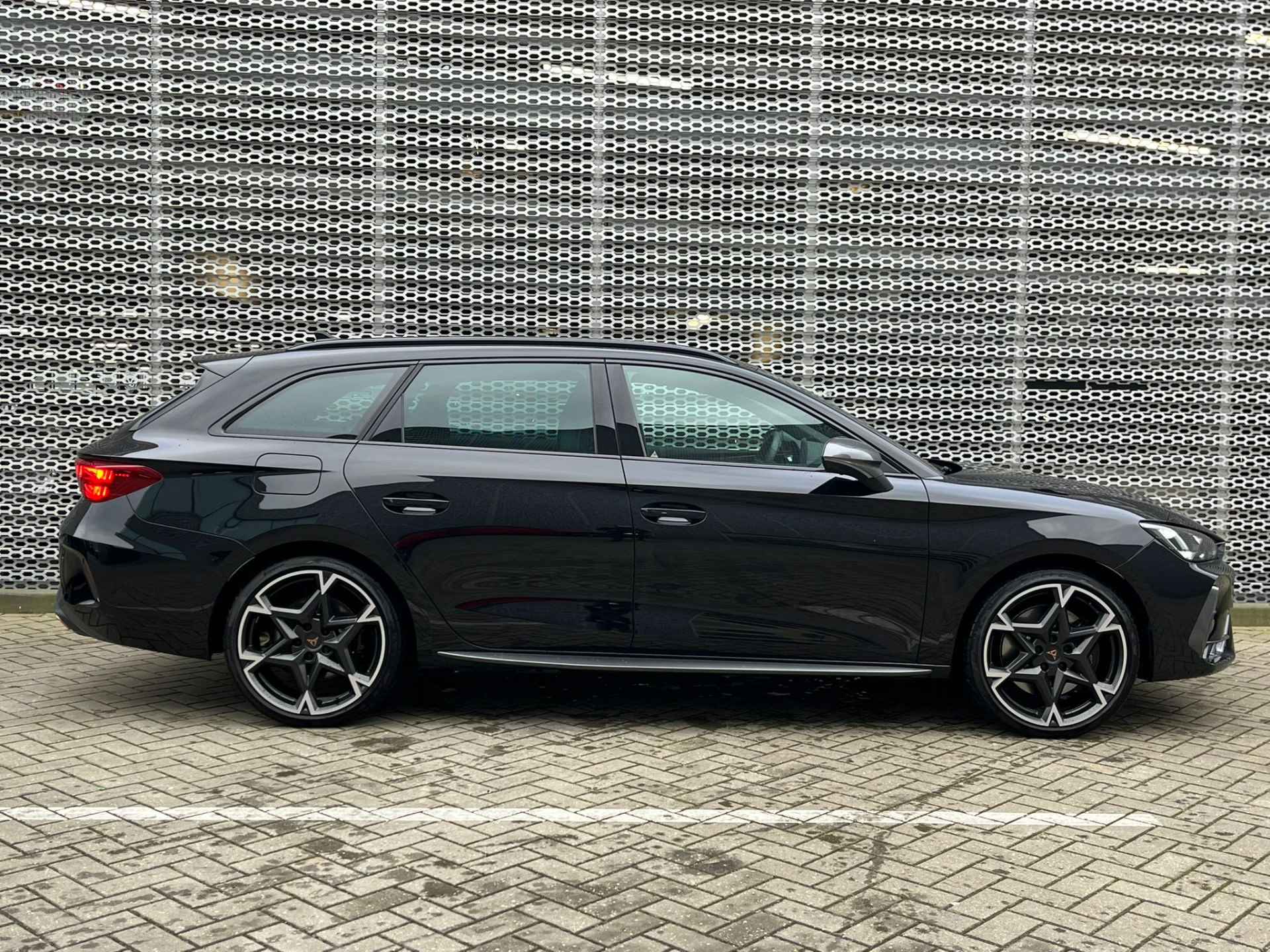 CUPRA Leon Sportstourer 1.5 TSI e-Hybrid VZ Performance 272PK / Pano / Memory seats L+R/ Parkeersensoren V+A / Camera / Senheiser / Stoel en  stuurverwarming / - 9/31