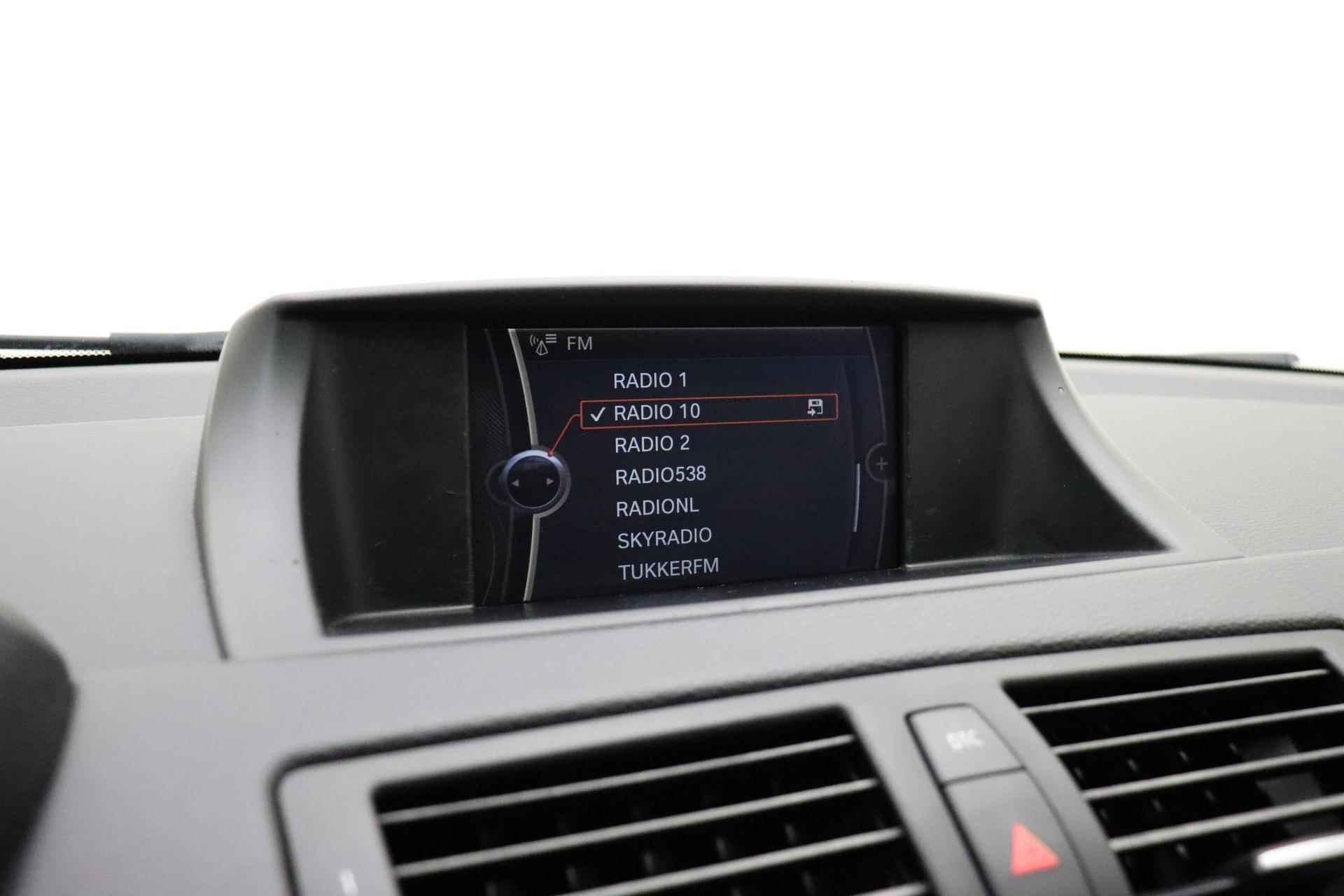 BMW 1-serie 118i 143pk Business Line | Climate control | Navigatie | Lichtmetalen velgen | Sportinterieur | Radio/CD - 26/31