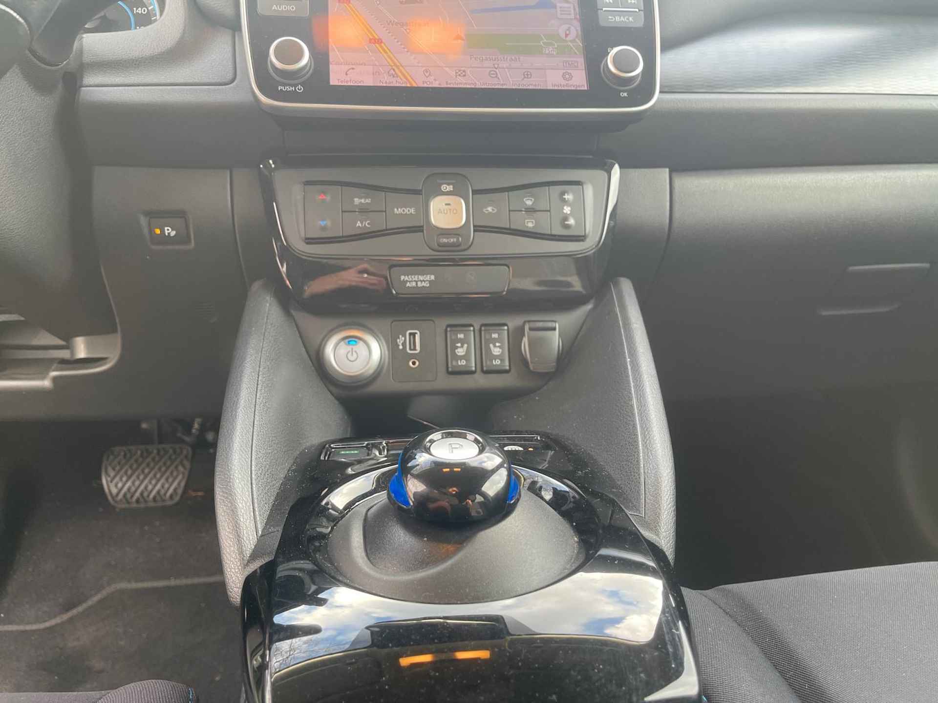 Nissan LEAF N-Connecta 40 kWh AUTOMAAT NAVI CAMERA PARKEERSENSOREN APPLE CARPLAY ANDROID AUTO CRUISE CONTROL - 7/15