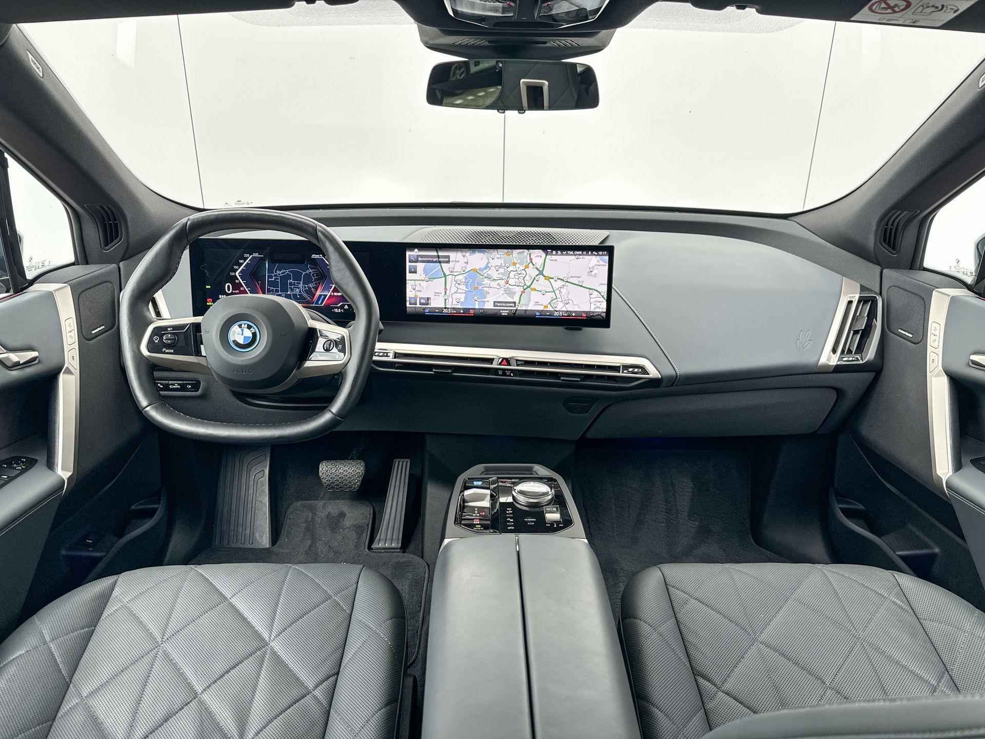 BMW iX xDrive50 Comfort Acces / Skylounge Pano dak / Active Steering / Soft Close / Electrische Zwenkhaak / Getinte Ramen Achter / Stoelventilatie / Warmte Comfort Pakket / Driving Assistant Prof / Parking Assistant Prof / Laser Light / Selections - 9/26