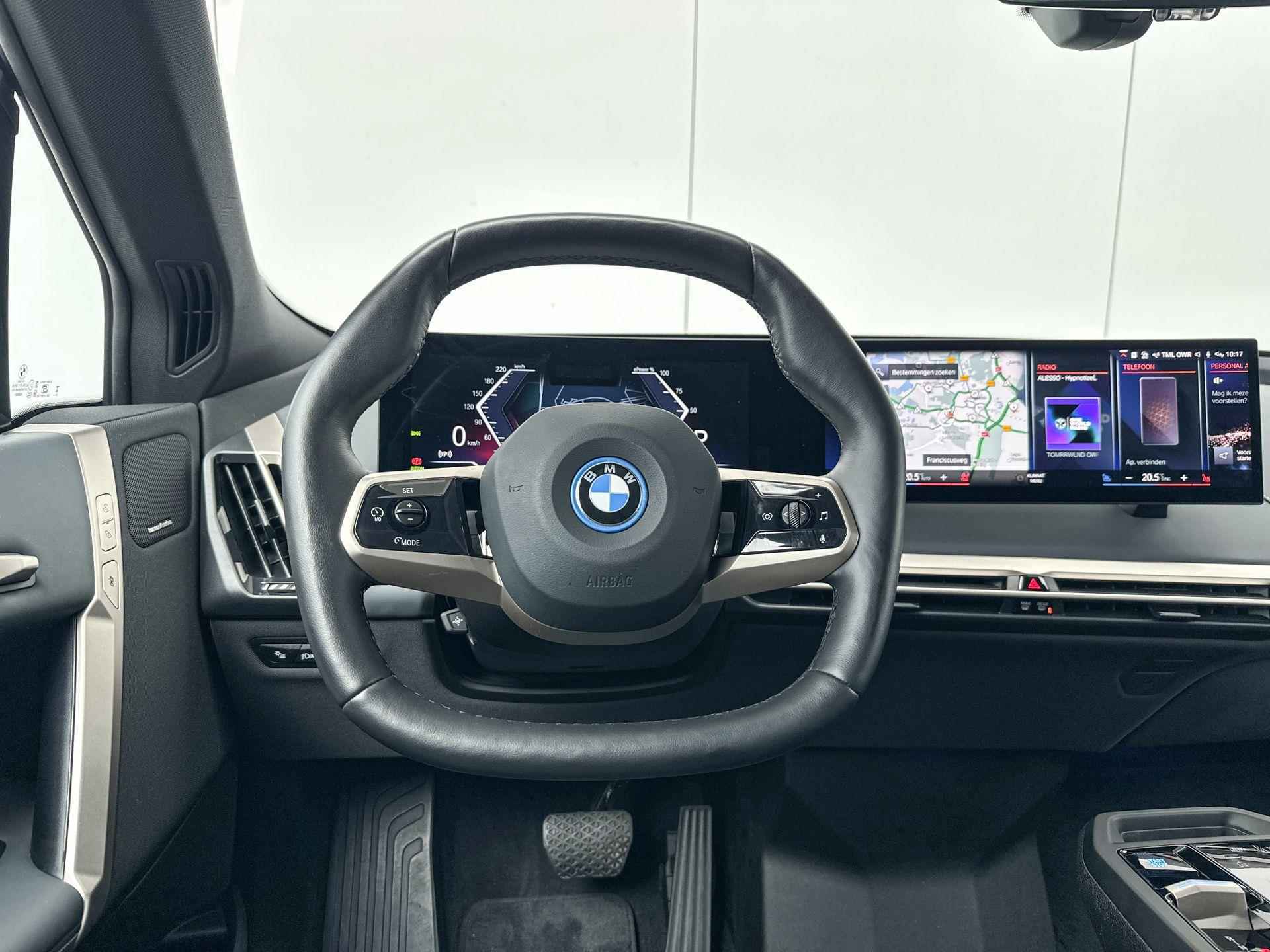 BMW iX xDrive50 Comfort Acces / Skylounge Pano dak / Active Steering / Soft Close / Electrische Zwenkhaak / Getinte Ramen Achter / Stoelventilatie / Warmte Comfort Pakket / Driving Assistant Prof / Parking Assistant Prof / Laser Light / Selections - 10/26