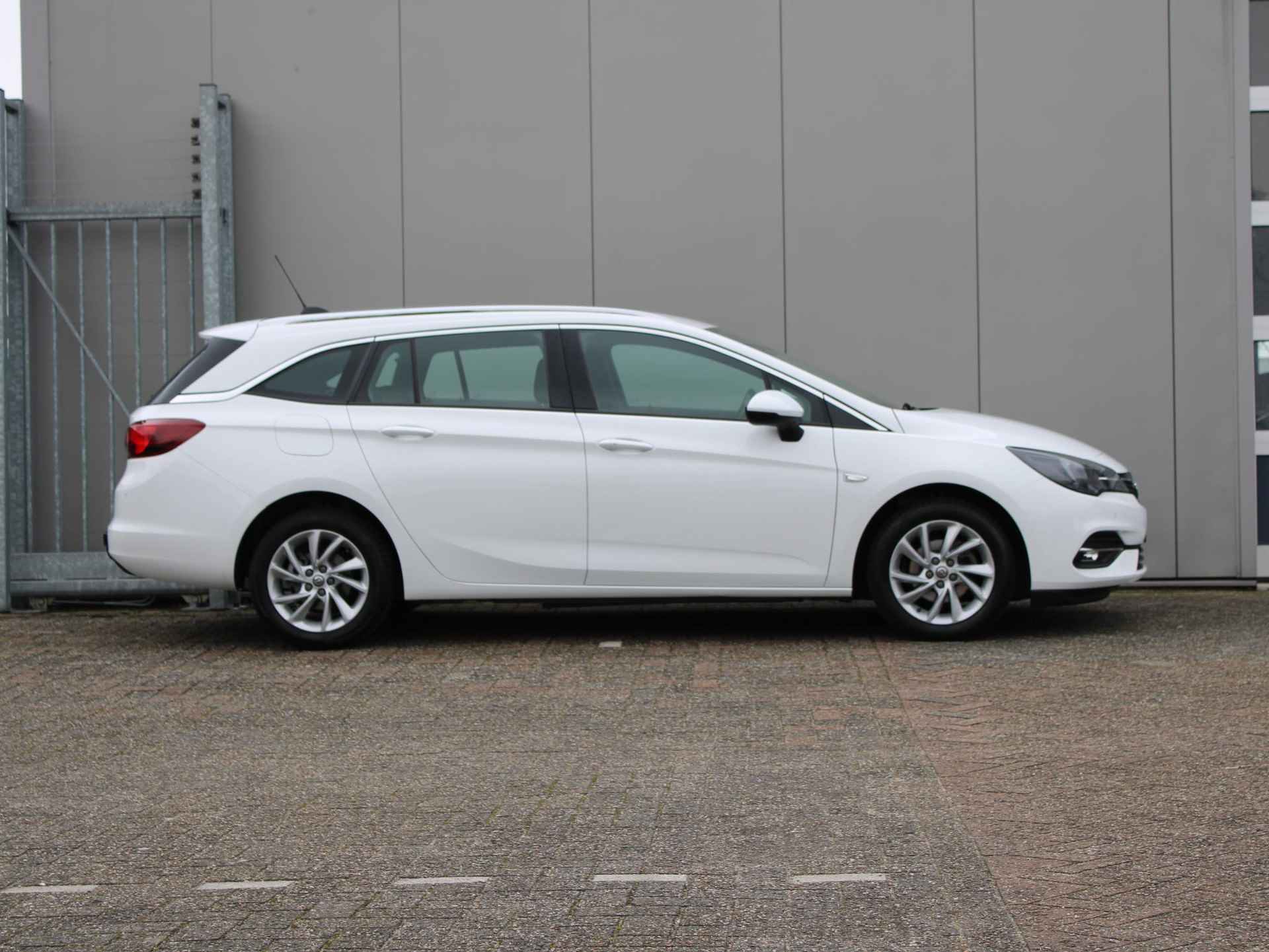 Opel Astra Sports Tourer 1.2 Business Elegance | Navi / Camera / Climate - 8/25