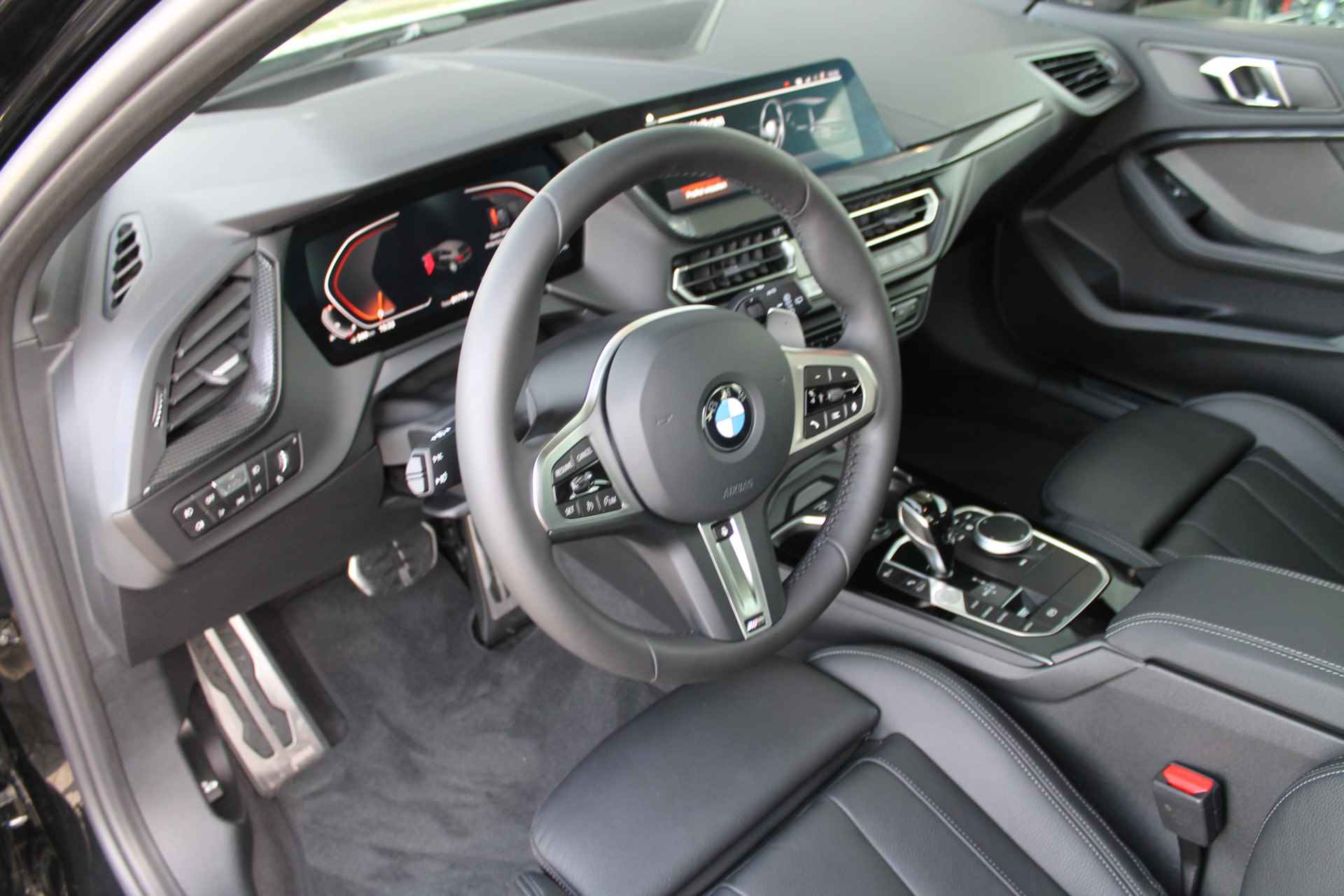 BMW 1-serie 120i High Executive M Sport Automaat / Panoramadak / Adaptieve LED / Stoelverwarming / Head-Up / Harman Kardon / Live Cockpit Professional / Parking Assistant - 7/24