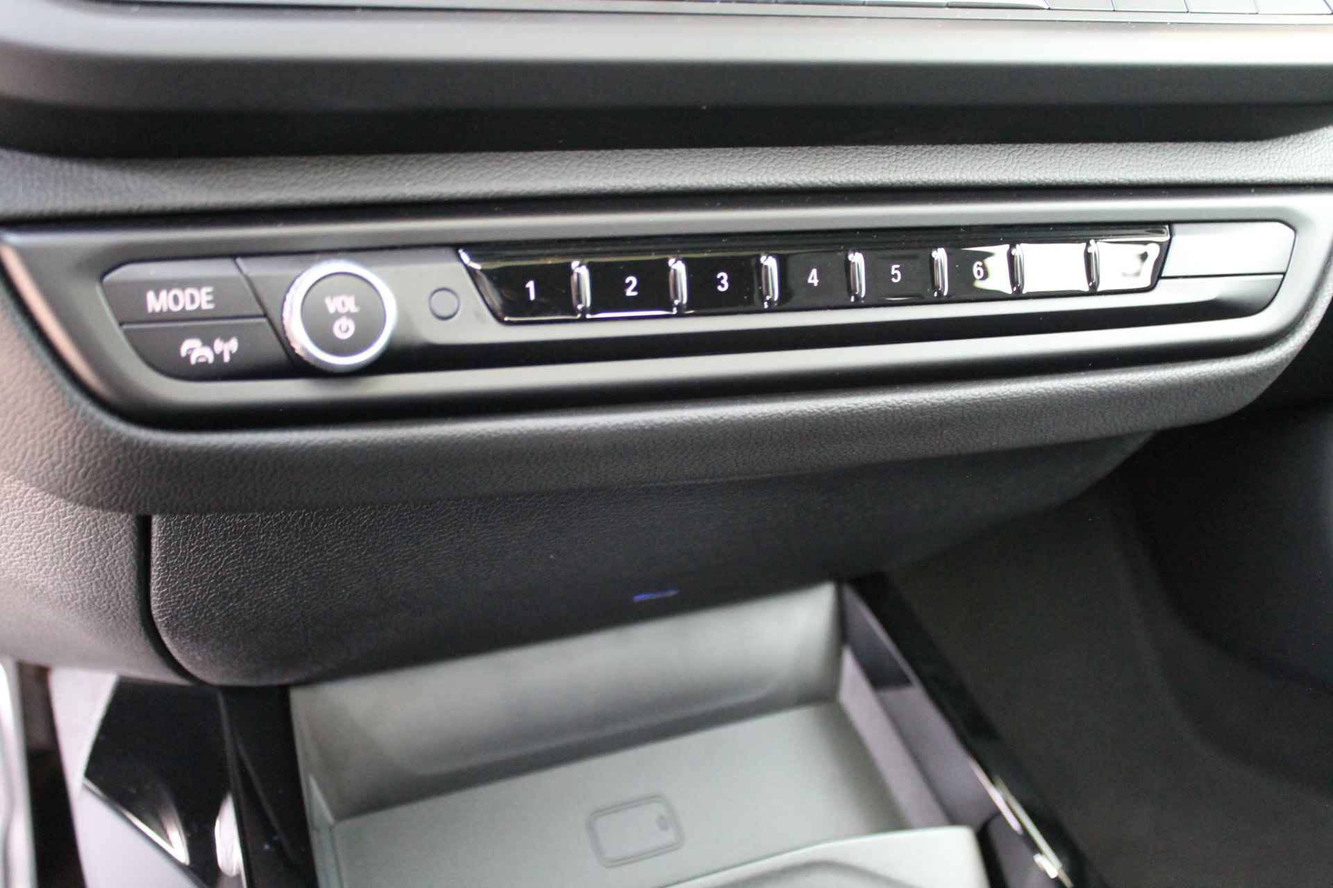 BMW 1-serie 120i High Executive M Sport Automaat / Panoramadak / Adaptieve LED / Stoelverwarming / Head-Up / Harman Kardon / Live Cockpit Professional / Parking Assistant - 14/24