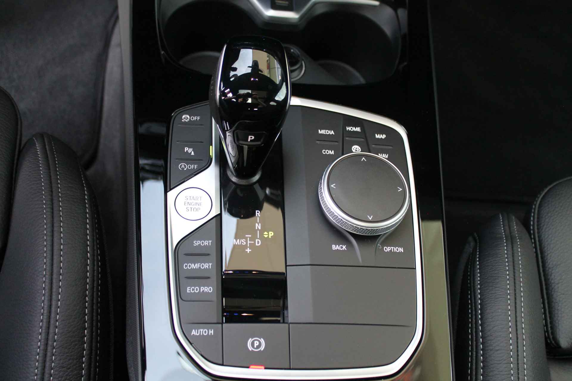 BMW 1-serie 120i High Executive M Sport Automaat / Panoramadak / Adaptieve LED / Stoelverwarming / Head-Up / Harman Kardon / Live Cockpit Professional / Parking Assistant - 16/24