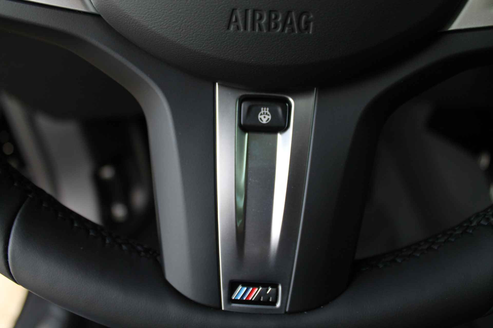 BMW 1-serie 120i High Executive M Sport Automaat / Panoramadak / Adaptieve LED / Stoelverwarming / Head-Up / Harman Kardon / Live Cockpit Professional / Parking Assistant - 19/24