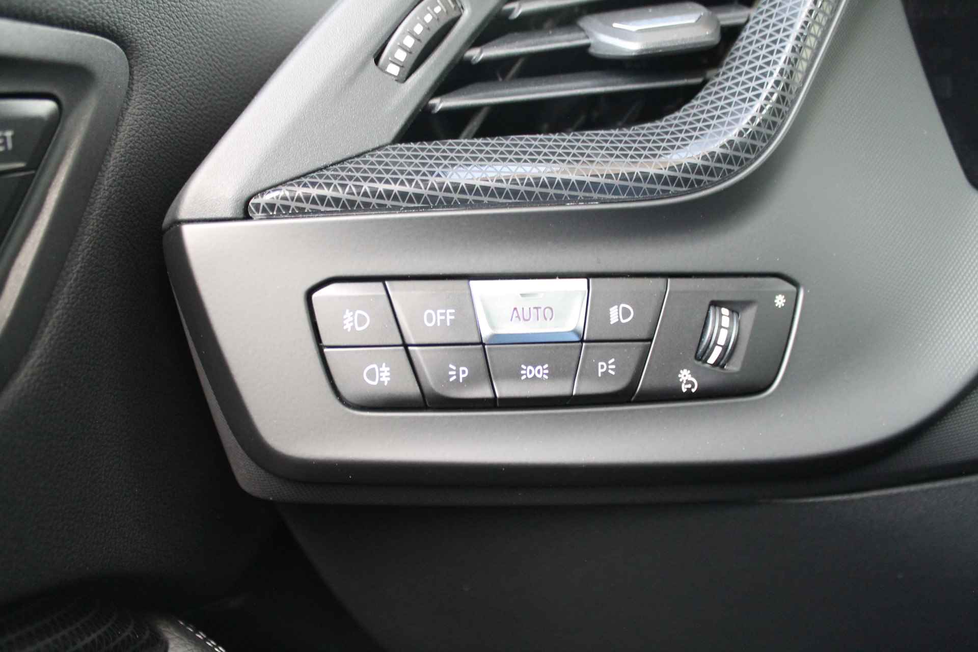 BMW 1-serie 120i High Executive M Sport Automaat / Panoramadak / Adaptieve LED / Stoelverwarming / Head-Up / Harman Kardon / Live Cockpit Professional / Parking Assistant - 20/24