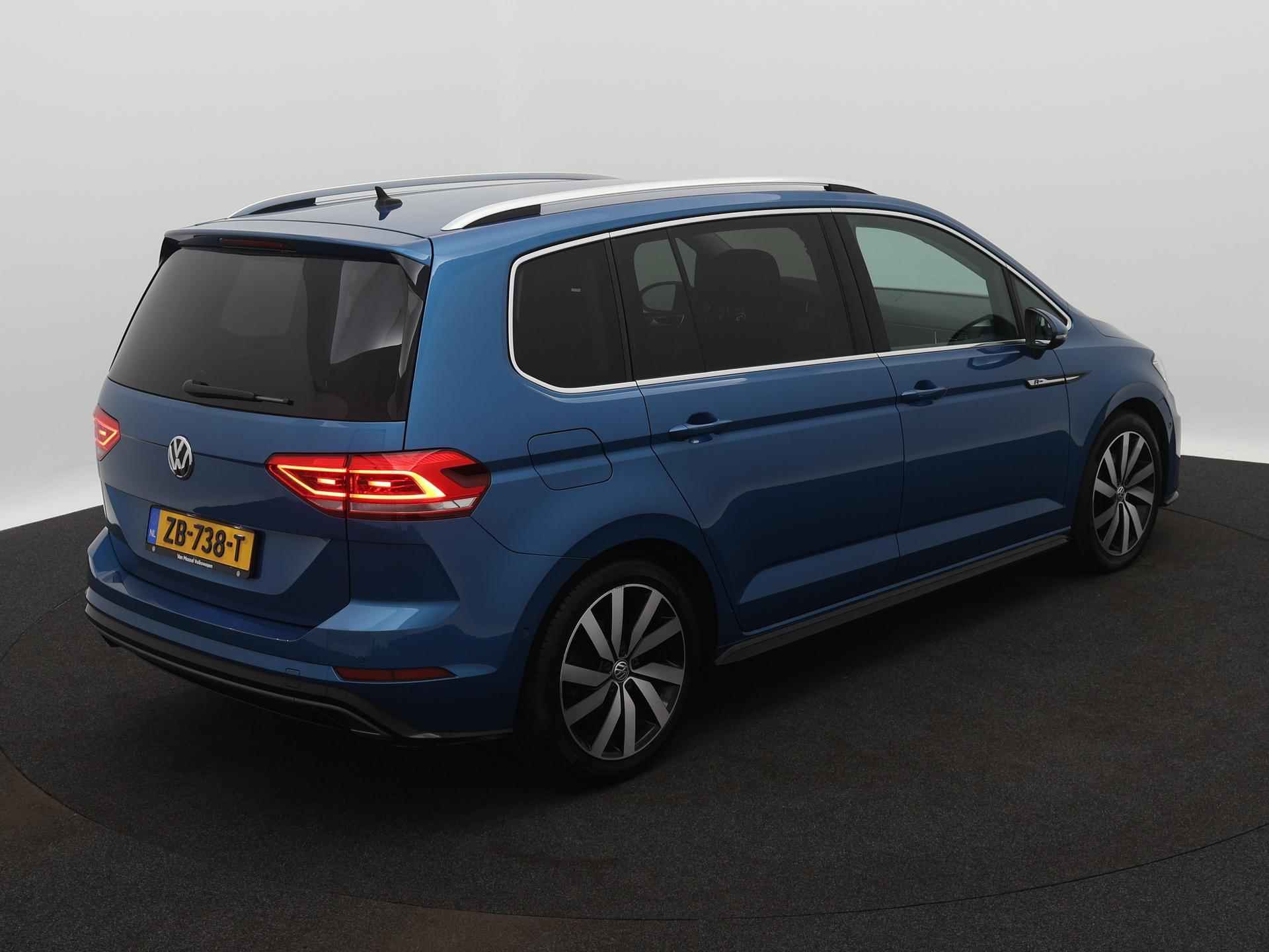 Volkswagen Touran 1.5 TSI Highline Business R-Line 150PK | Automaat | Keyless | Park Assist | Stoelverwarming | Navigatie | Parkeercamera | Elektrische achterklep - 5/22