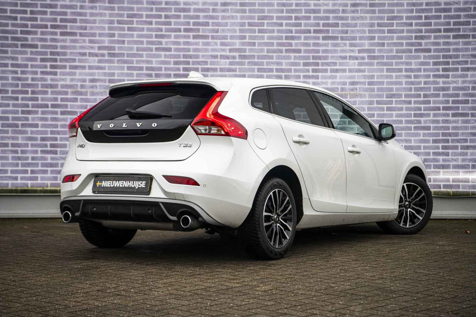 Volvo V40 1.5 T3 Polar+ Sport | Harman/Kardon | Keyless entry | Panorama dak | DAB+ | Achteruitrijcamera | Climate control | Stoelverwarming | - 4/37