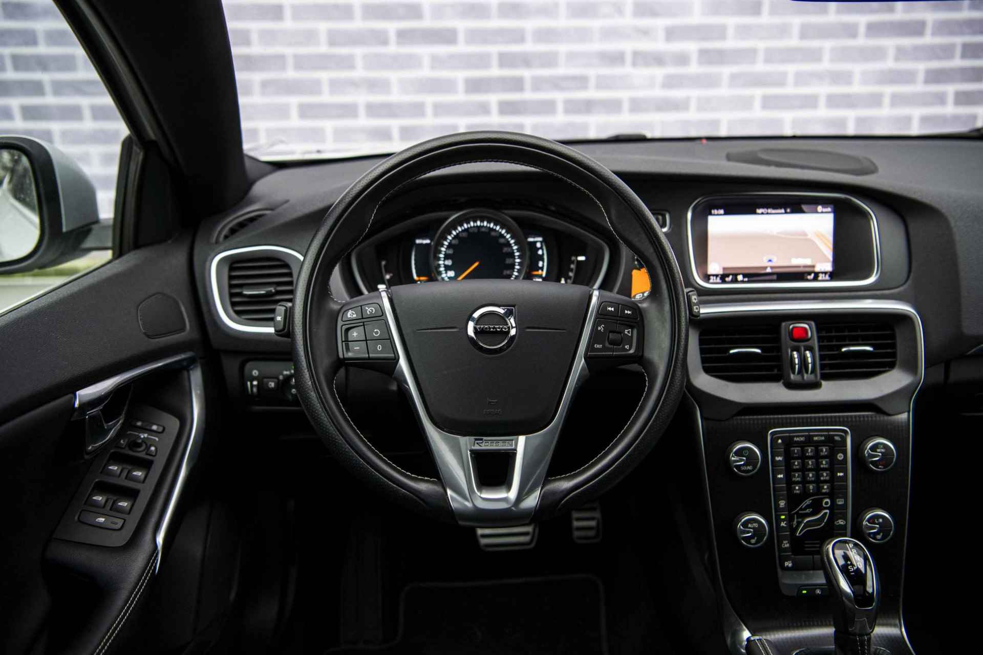 Volvo V40 1.5 T3 Polar+ Sport | Harman/Kardon | Keyless entry | Panorama dak | DAB+ | Achteruitrijcamera | Climate control | Stoelverwarming | - 5/37