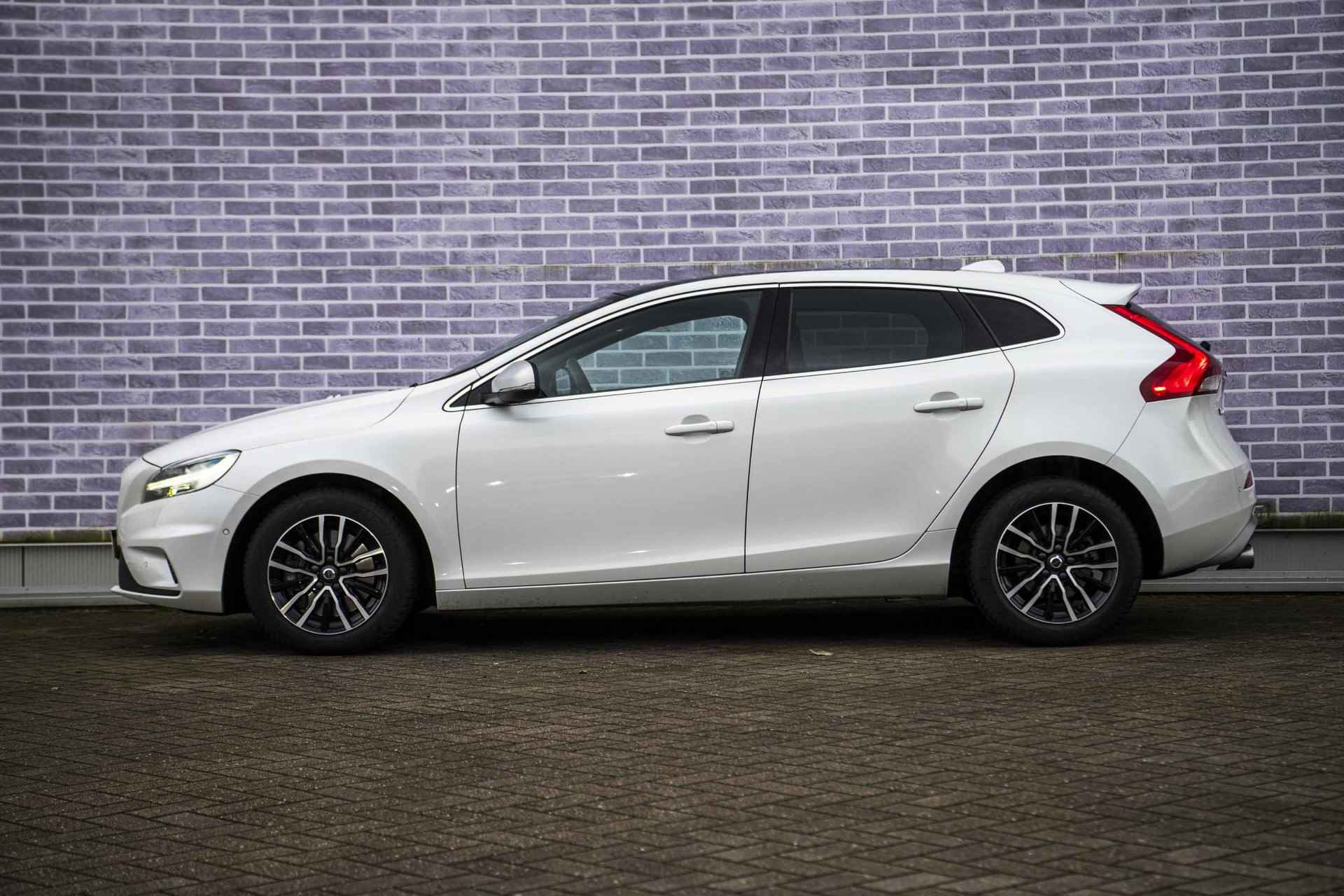 Volvo V40 1.5 T3 Polar+ Sport | Harman/Kardon | Keyless entry | Panorama dak | DAB+ | Achteruitrijcamera | Climate control | Stoelverwarming | - 6/37