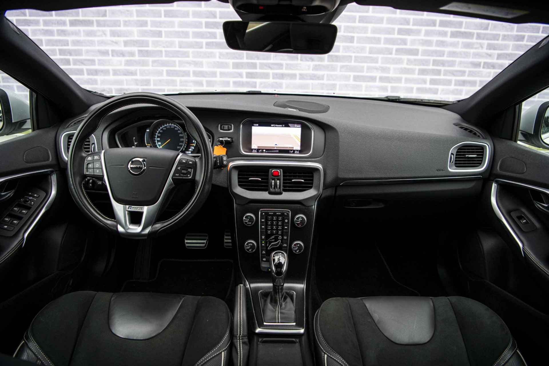 Volvo V40 1.5 T3 Polar+ Sport | Harman/Kardon | Keyless entry | Panorama dak | DAB+ | Achteruitrijcamera | Climate control | Stoelverwarming | - 7/37