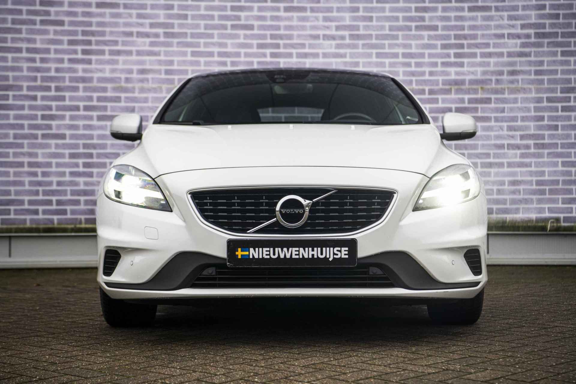 Volvo V40 1.5 T3 Polar+ Sport | Harman/Kardon | Keyless entry | Panorama dak | DAB+ | Achteruitrijcamera | Climate control | Stoelverwarming | - 10/37