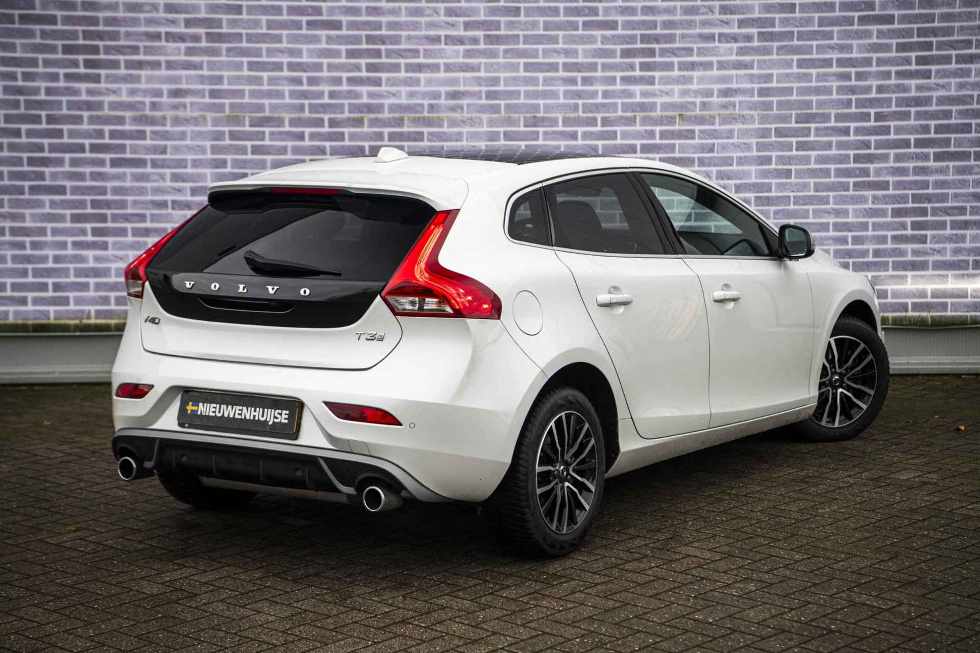 Volvo V40 1.5 T3 Polar+ Sport | Harman/Kardon | Keyless entry | Panorama dak | DAB+ | Achteruitrijcamera | Climate control | Stoelverwarming | - 17/37