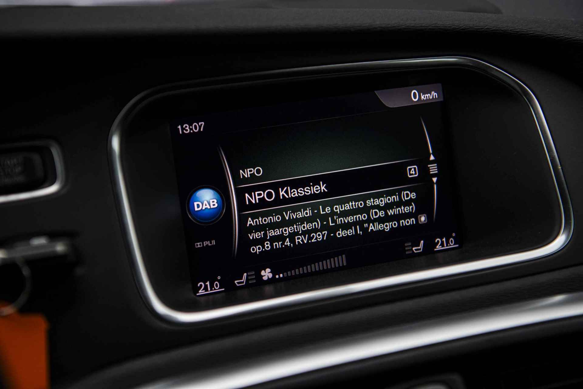 Volvo V40 1.5 T3 Polar+ Sport | Harman/Kardon | Keyless entry | Panorama dak | DAB+ | Achteruitrijcamera | Climate control | Stoelverwarming | - 22/37