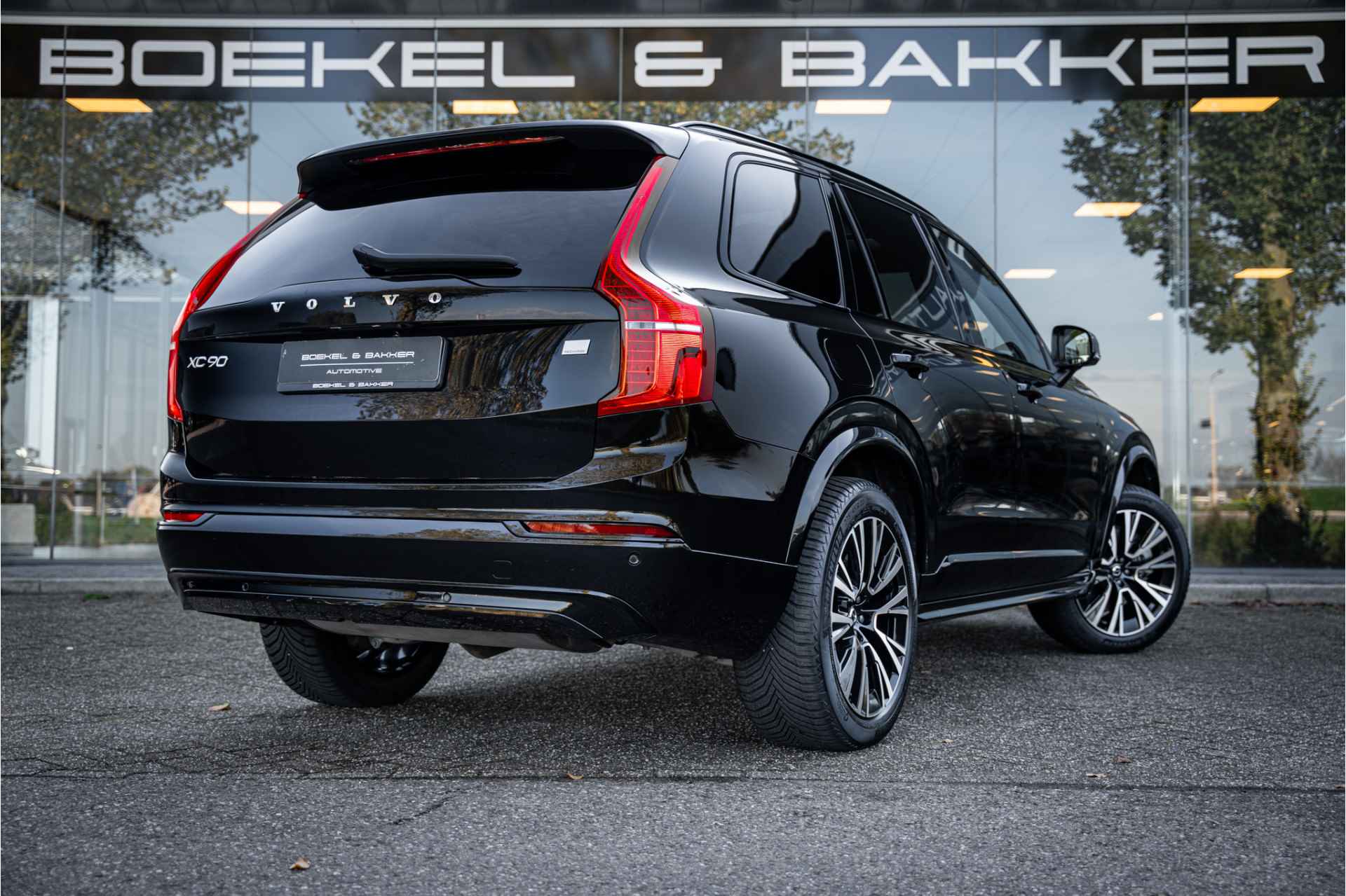 Volvo XC90 2.0 T8 Recharge AWD Plus Dark 455pk LONG RANGE**Panodak** H&K**Trekhaak wegklapbaar - 79/83