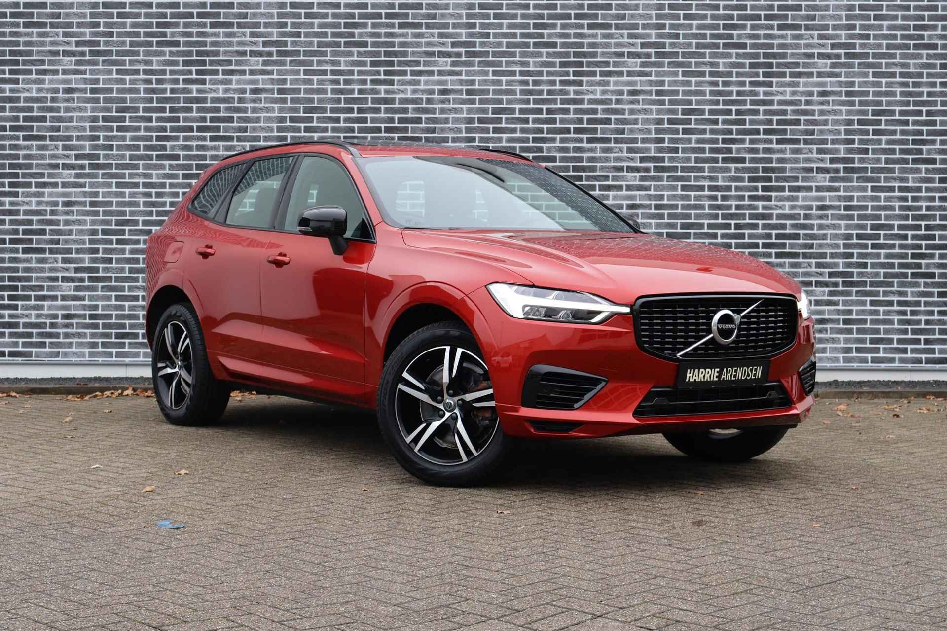 Volvo XC60 2.0 T8 Plug-in hybrid AWD R-Design Volvo XC60 2.0 Recharge T8 AWD R-Design Achteruitrijcamera | Verwarmd stuurwiel | Verwarmbare voorstoelen - 3/26