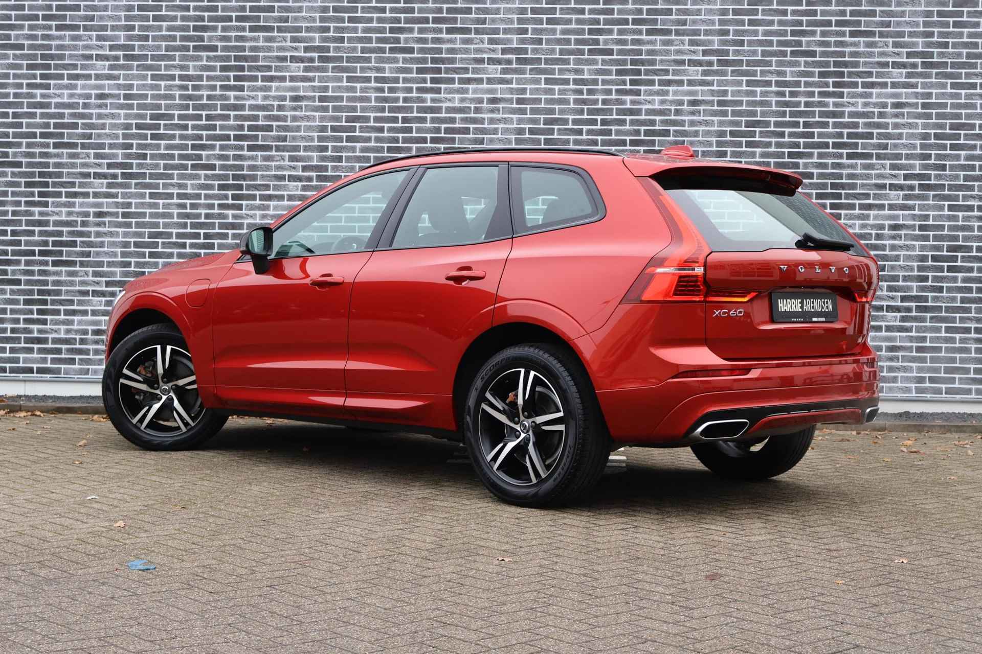 Volvo XC60 2.0 T8 Plug-in hybrid AWD R-Design Volvo XC60 2.0 Recharge T8 AWD R-Design Achteruitrijcamera | Verwarmd stuurwiel | Verwarmbare voorstoelen - 4/26