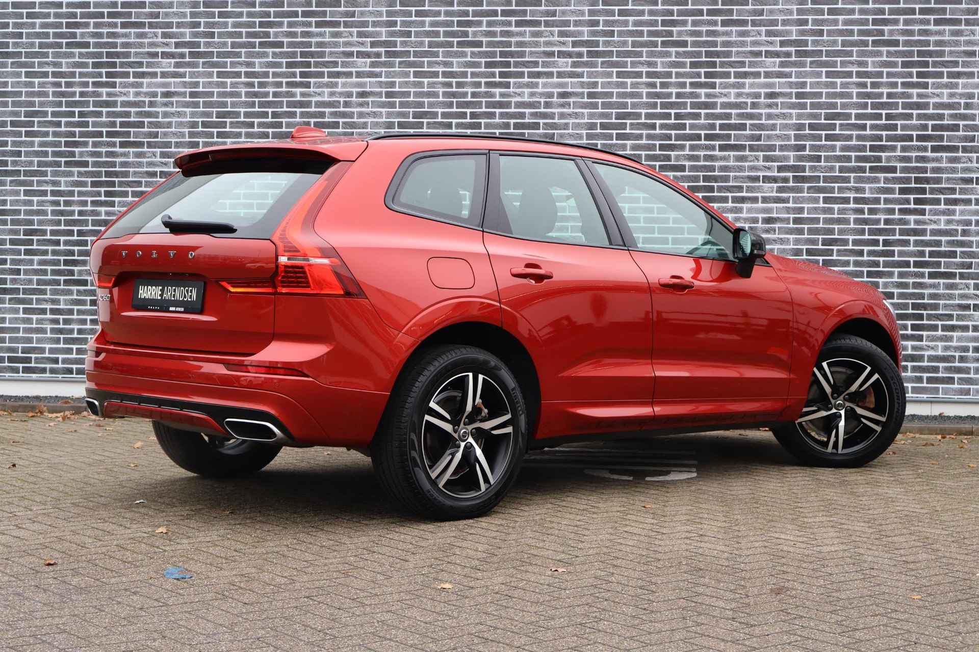 Volvo XC60 2.0 T8 Plug-in hybrid AWD R-Design Volvo XC60 2.0 Recharge T8 AWD R-Design Achteruitrijcamera | Verwarmd stuurwiel | Verwarmbare voorstoelen - 5/26