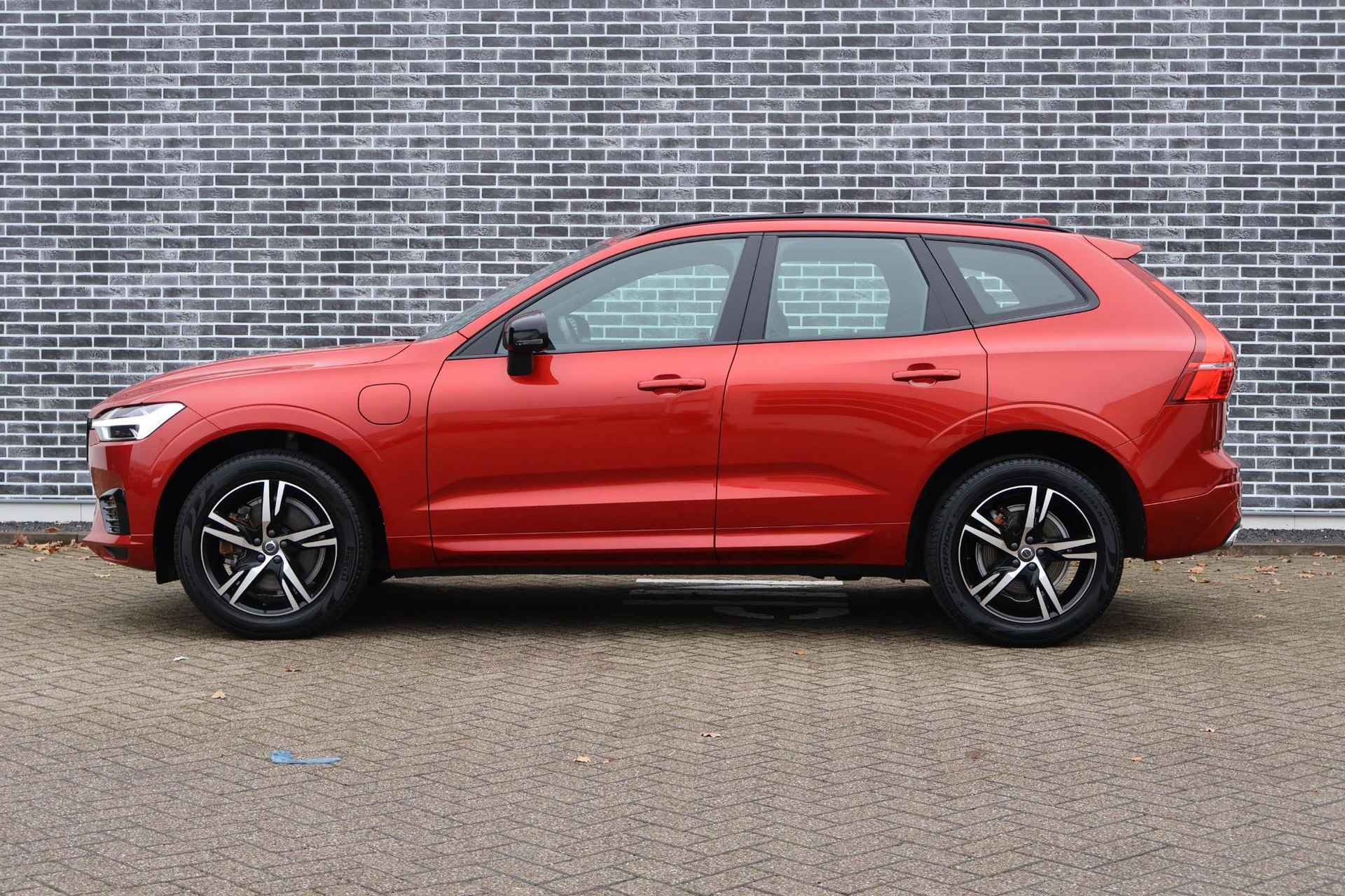 Volvo XC60 2.0 T8 Plug-in hybrid AWD R-Design Volvo XC60 2.0 Recharge T8 AWD R-Design Achteruitrijcamera | Verwarmd stuurwiel | Verwarmbare voorstoelen - 6/26