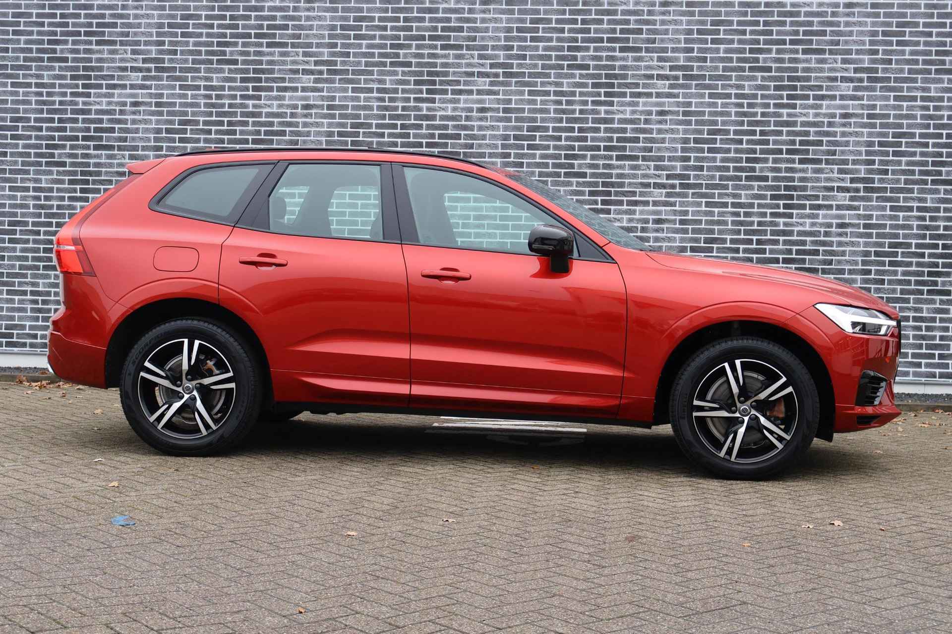 Volvo XC60 2.0 T8 Plug-in hybrid AWD R-Design Volvo XC60 2.0 Recharge T8 AWD R-Design Achteruitrijcamera | Verwarmd stuurwiel | Verwarmbare voorstoelen - 7/26