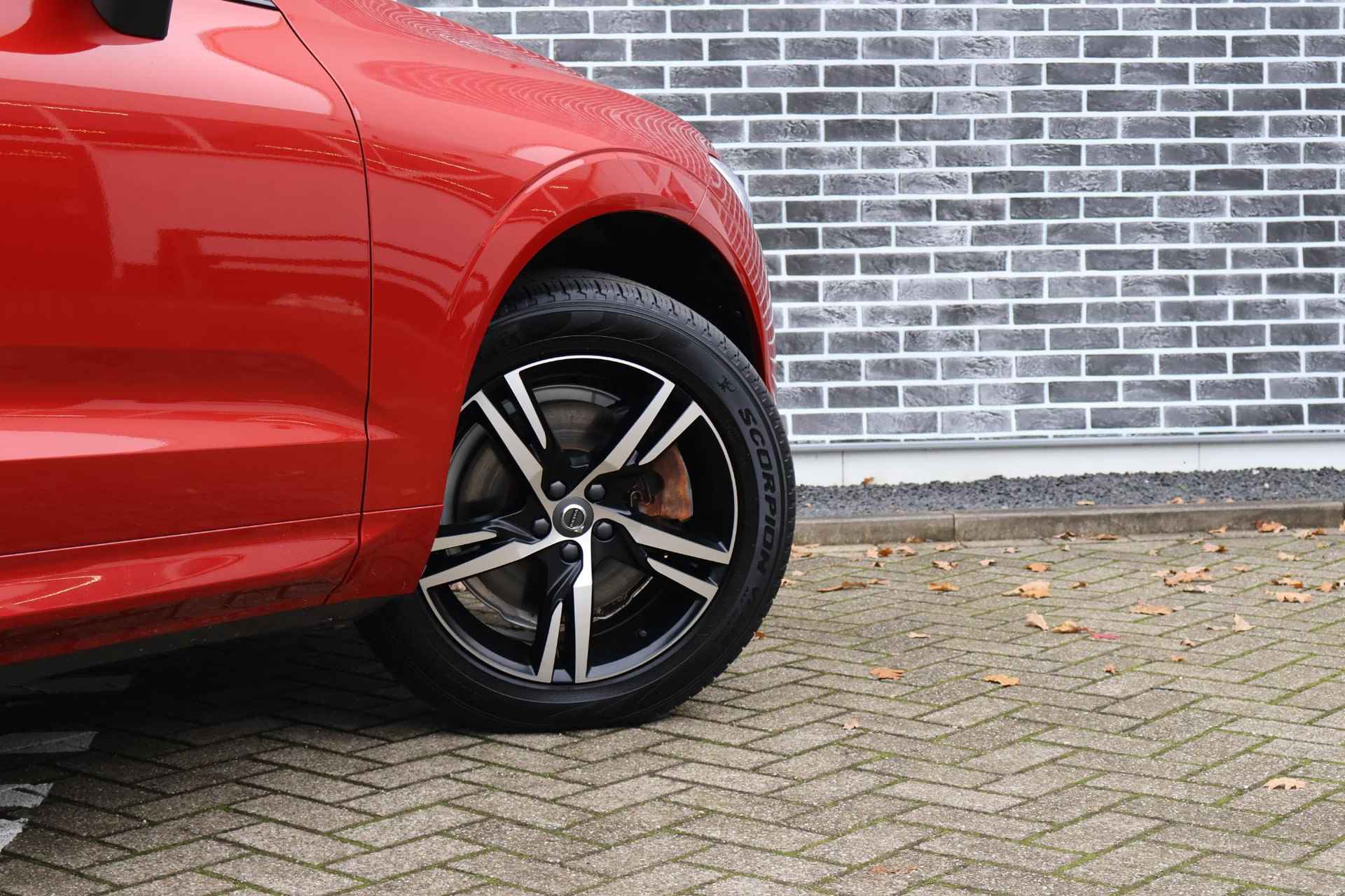 Volvo XC60 2.0 T8 Plug-in hybrid AWD R-Design Volvo XC60 2.0 Recharge T8 AWD R-Design Achteruitrijcamera | Verwarmd stuurwiel | Verwarmbare voorstoelen - 8/26