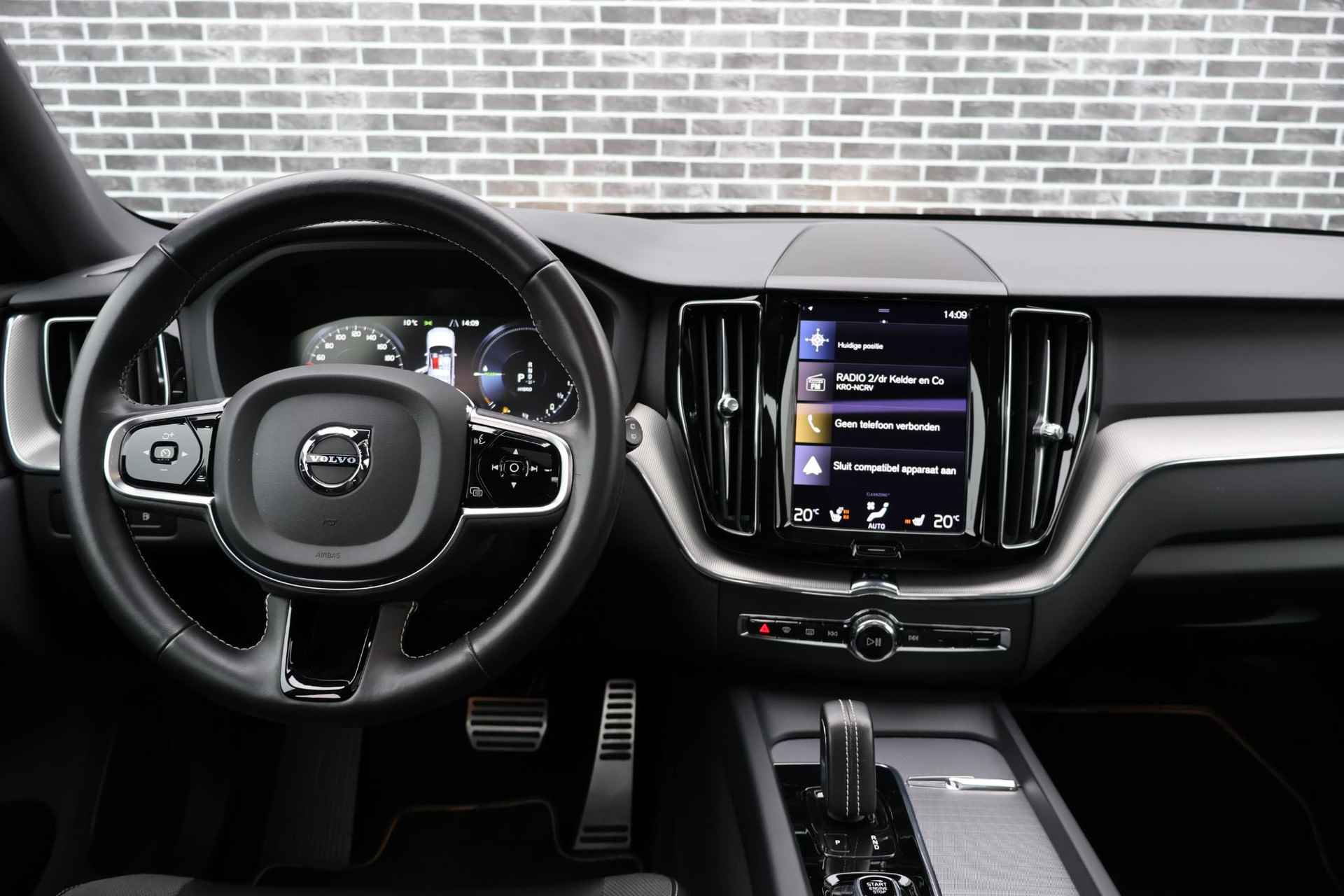 Volvo XC60 2.0 T8 Plug-in hybrid AWD R-Design Volvo XC60 2.0 Recharge T8 AWD R-Design Achteruitrijcamera | Verwarmd stuurwiel | Verwarmbare voorstoelen - 24/26