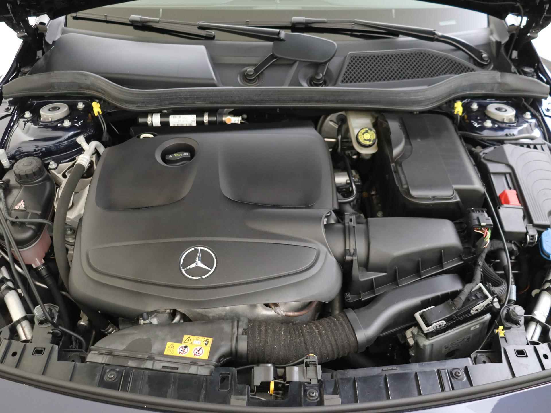 Mercedes-Benz GLA-klasse 180 Business Solution AMG / Stoelverwarming / Achterutrijcamera / Panaroma-schuifdak / - 3/33