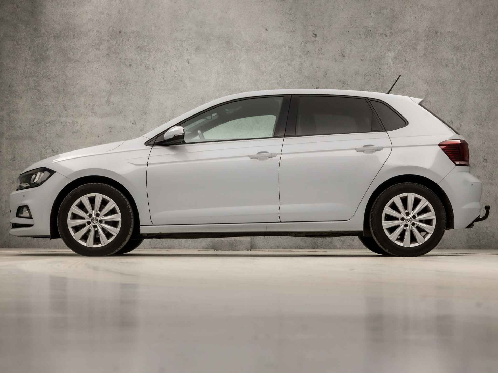 Volkswagen Polo 1.0 TSI Sportline (DIGITAL COCKPIT, APPLE CARPLAY, LEDER, GROOT NAVI, STOELVERWARMING, CLIMATE, SPORTSTOELEN, ADAPTIVE CRUISE, PARKEERSENSOREN, ZWART HEMEL, LM VELGEN, NIEUWE APK, ARMSTEUN, NIEUWSTAAT) - 2/34