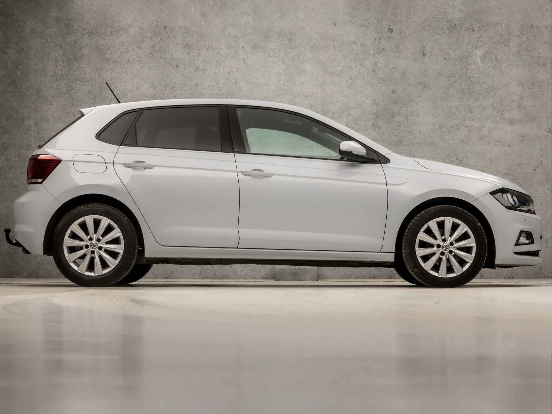 Volkswagen Polo 1.0 TSI Sportline (DIGITAL COCKPIT, APPLE CARPLAY, LEDER, GROOT NAVI, STOELVERWARMING, CLIMATE, SPORTSTOELEN, ADAPTIVE CRUISE, PARKEERSENSOREN, ZWART HEMEL, LM VELGEN, NIEUWE APK, ARMSTEUN, NIEUWSTAAT) - 4/34