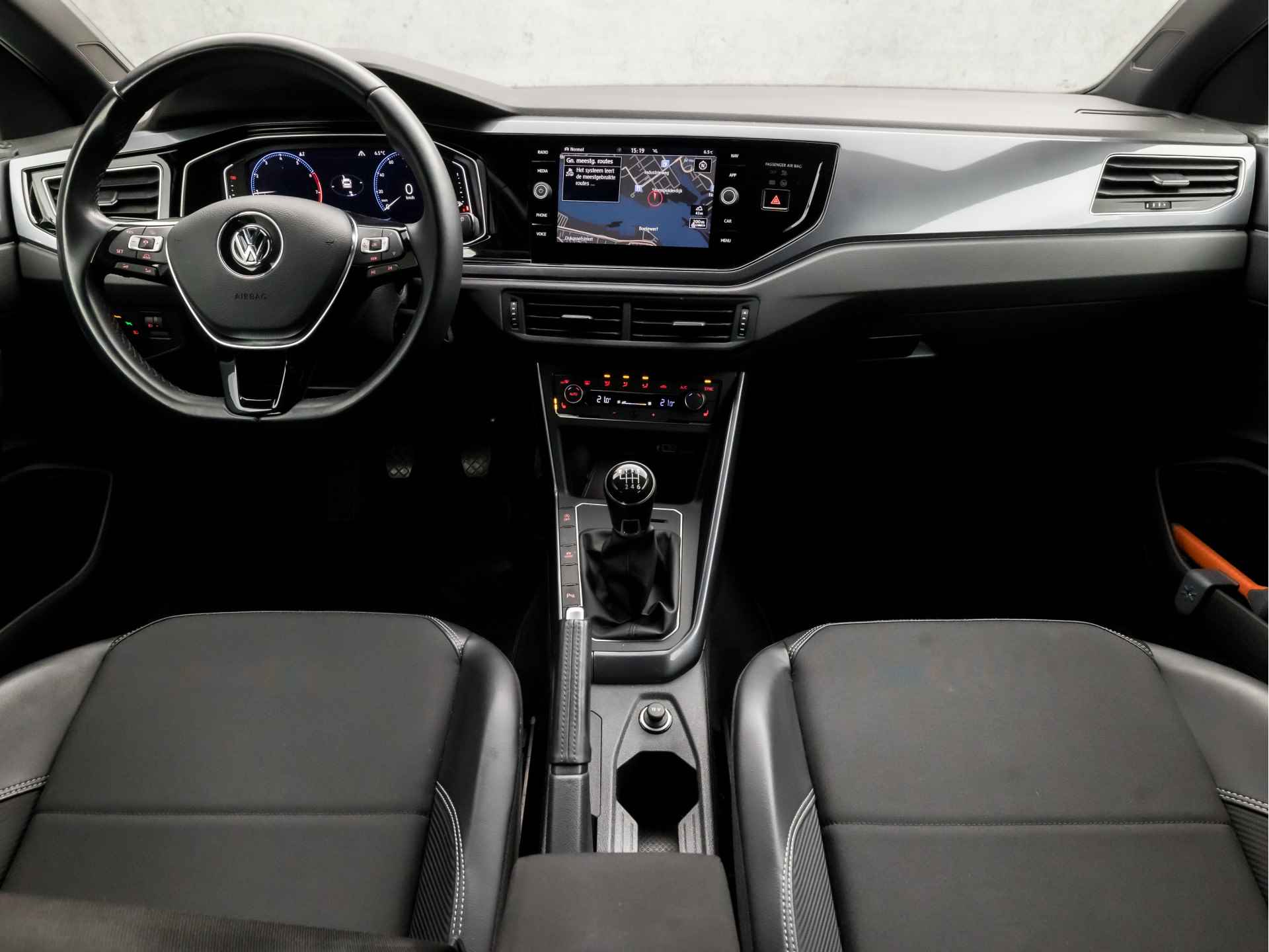 Volkswagen Polo 1.0 TSI Sportline (DIGITAL COCKPIT, APPLE CARPLAY, LEDER, GROOT NAVI, STOELVERWARMING, CLIMATE, SPORTSTOELEN, ADAPTIVE CRUISE, PARKEERSENSOREN, ZWART HEMEL, LM VELGEN, NIEUWE APK, ARMSTEUN, NIEUWSTAAT) - 6/34