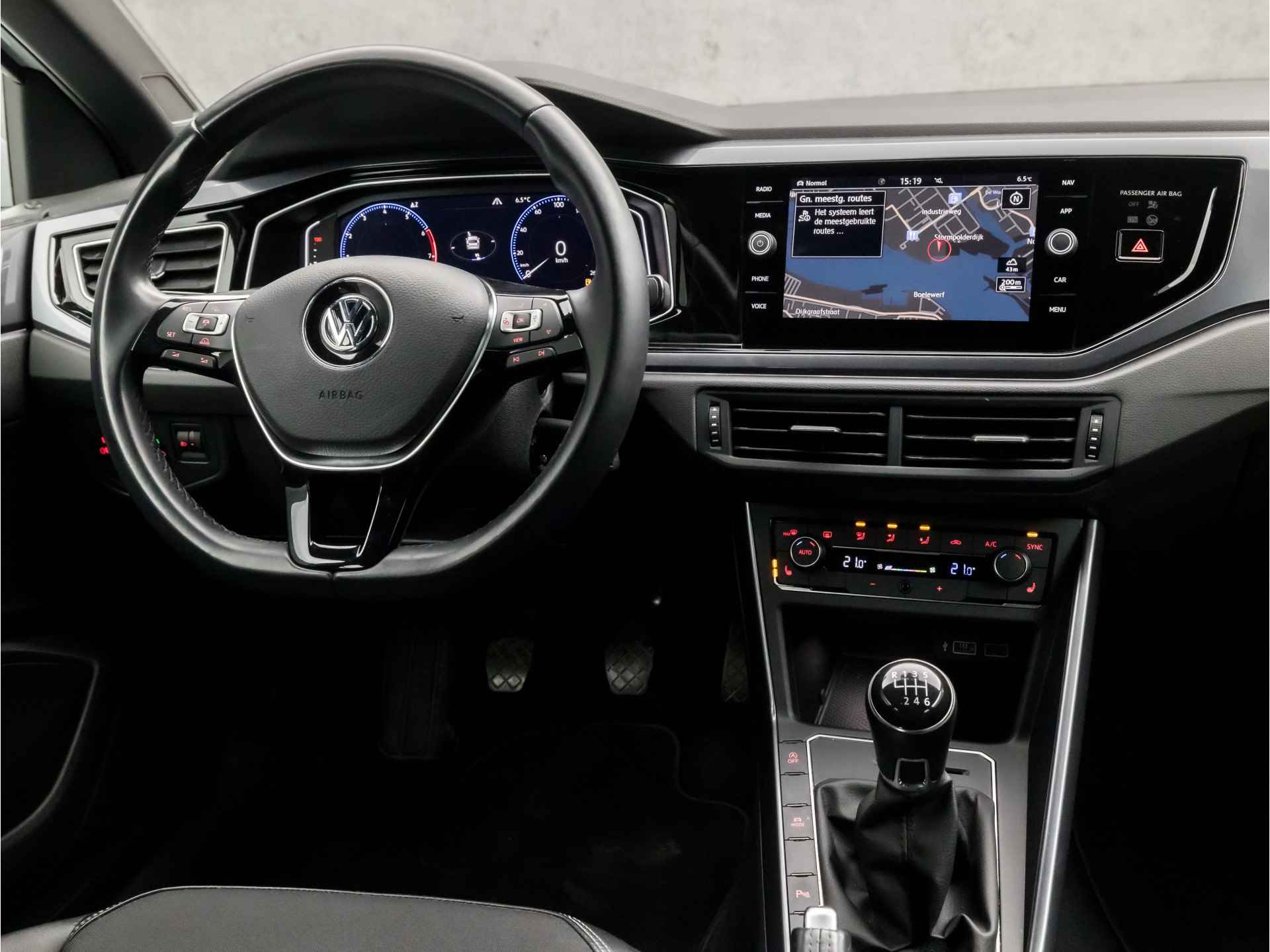 Volkswagen Polo 1.0 TSI Sportline (DIGITAL COCKPIT, APPLE CARPLAY, LEDER, GROOT NAVI, STOELVERWARMING, CLIMATE, SPORTSTOELEN, ADAPTIVE CRUISE, PARKEERSENSOREN, ZWART HEMEL, LM VELGEN, NIEUWE APK, ARMSTEUN, NIEUWSTAAT) - 7/34