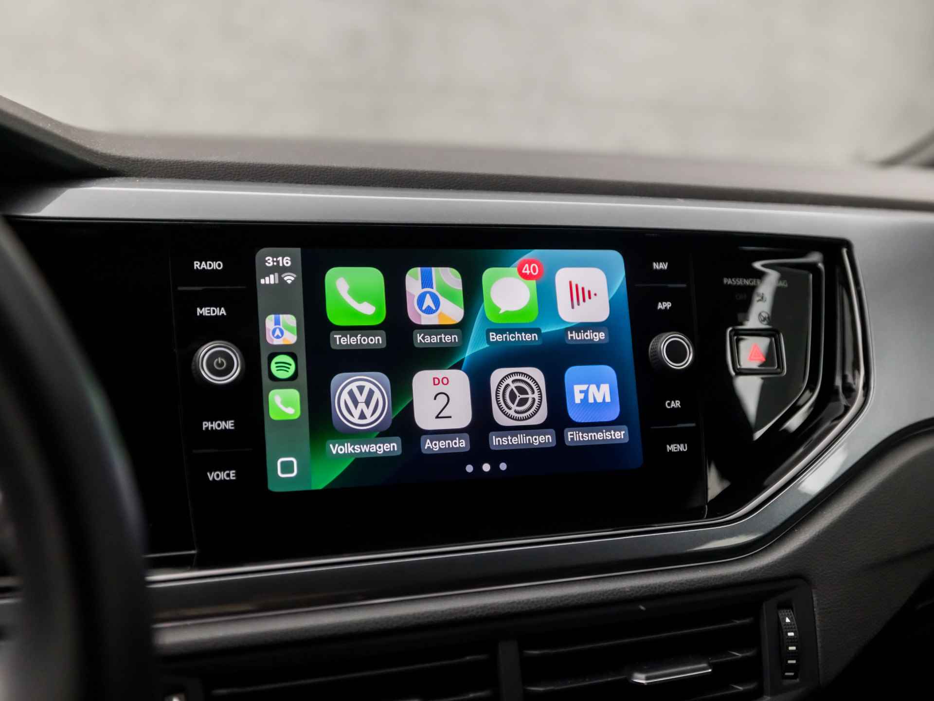 Volkswagen Polo 1.0 TSI Sportline (DIGITAL COCKPIT, APPLE CARPLAY, LEDER, GROOT NAVI, STOELVERWARMING, CLIMATE, SPORTSTOELEN, ADAPTIVE CRUISE, PARKEERSENSOREN, ZWART HEMEL, LM VELGEN, NIEUWE APK, ARMSTEUN, NIEUWSTAAT) - 9/34