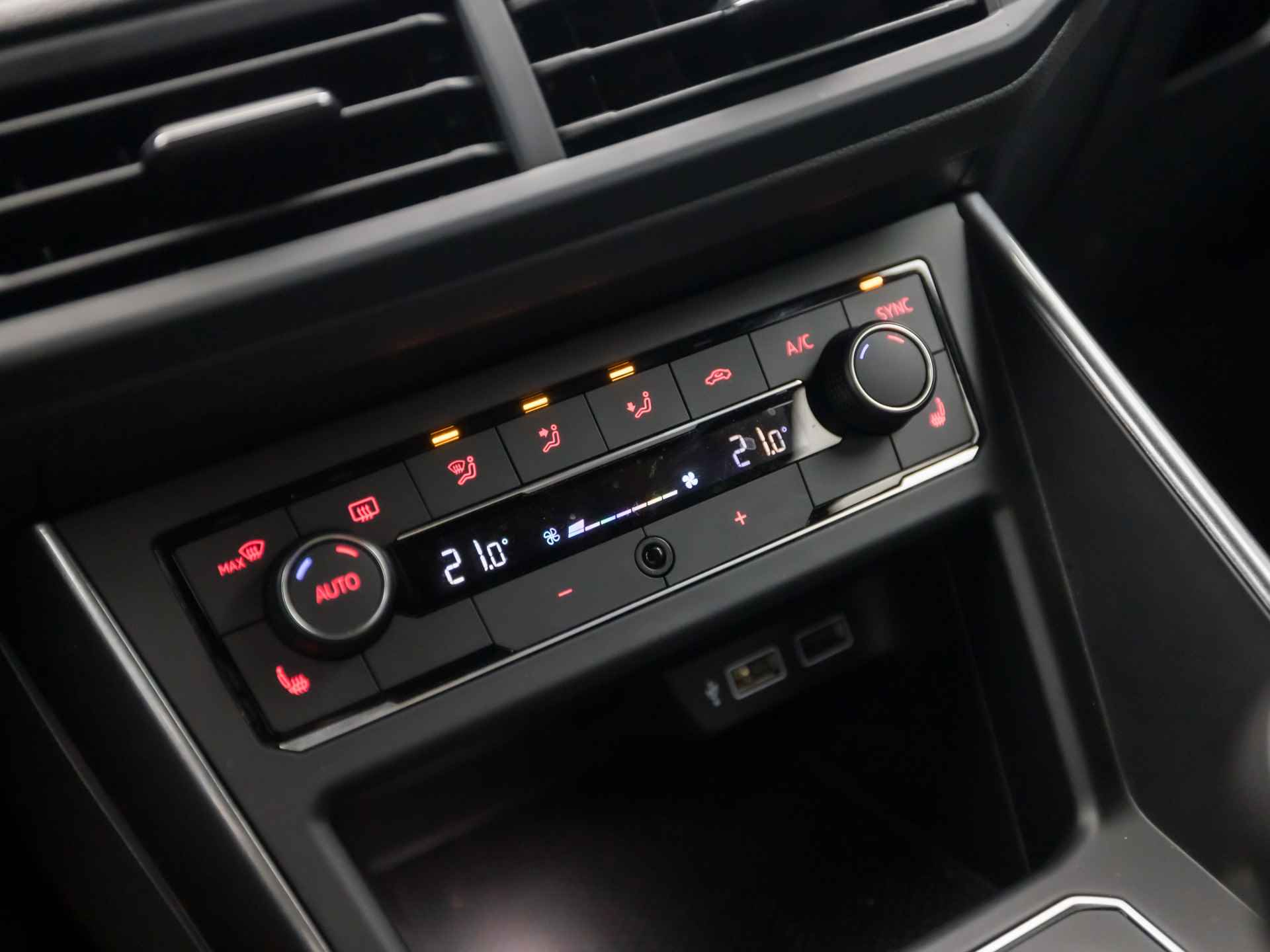 Volkswagen Polo 1.0 TSI Sportline (DIGITAL COCKPIT, APPLE CARPLAY, LEDER, GROOT NAVI, STOELVERWARMING, CLIMATE, SPORTSTOELEN, ADAPTIVE CRUISE, PARKEERSENSOREN, ZWART HEMEL, LM VELGEN, NIEUWE APK, ARMSTEUN, NIEUWSTAAT) - 10/34